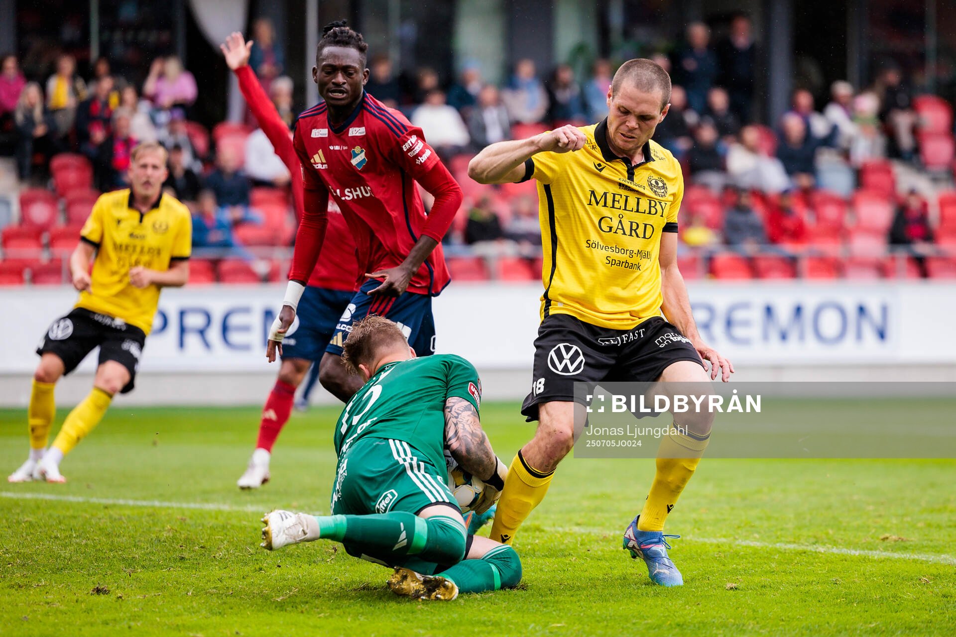 Östers målvakt Robin Wallinder och Mjällbys Jacob