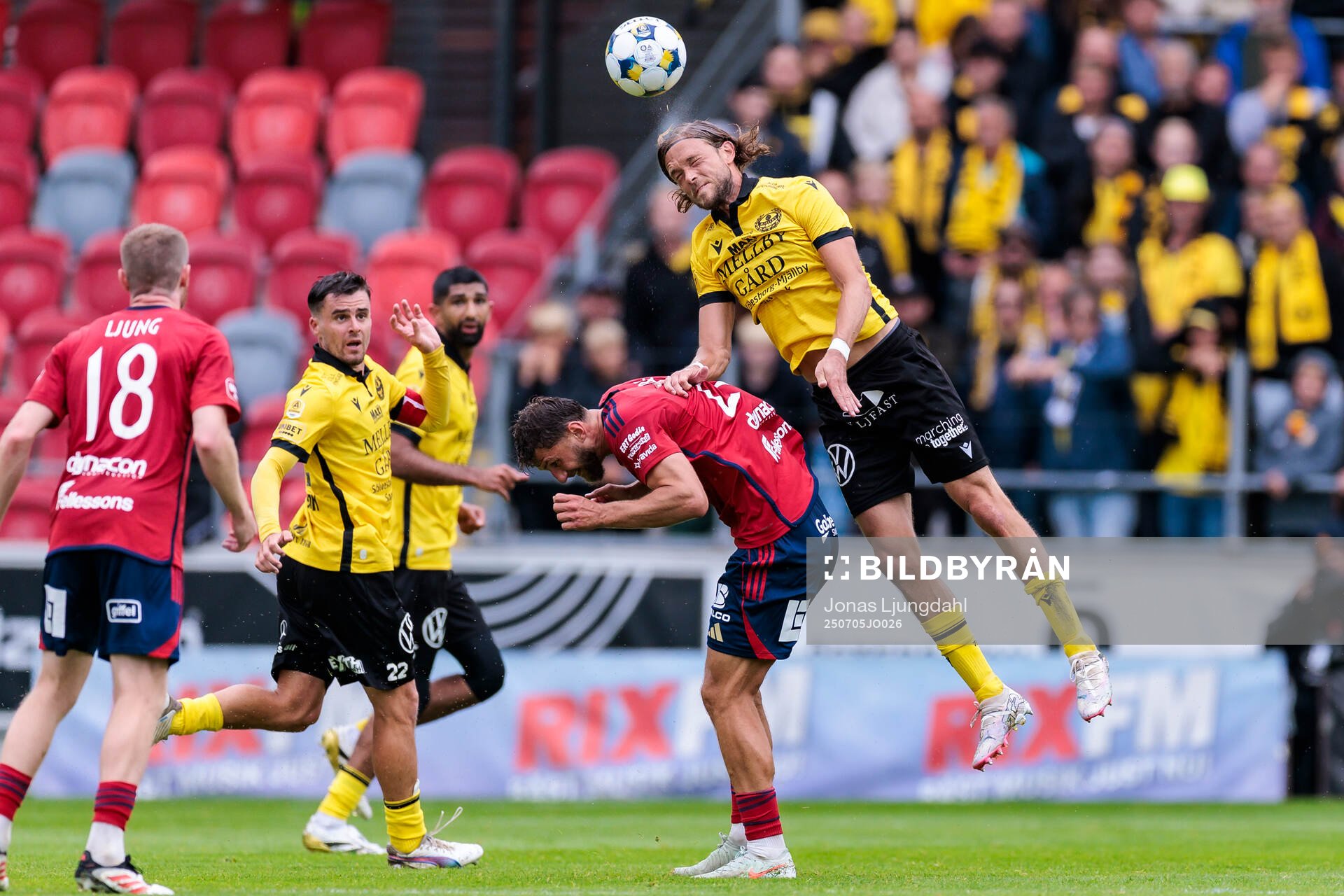 Östers Alibek Aliev och Mjällbys Tom Pettersson