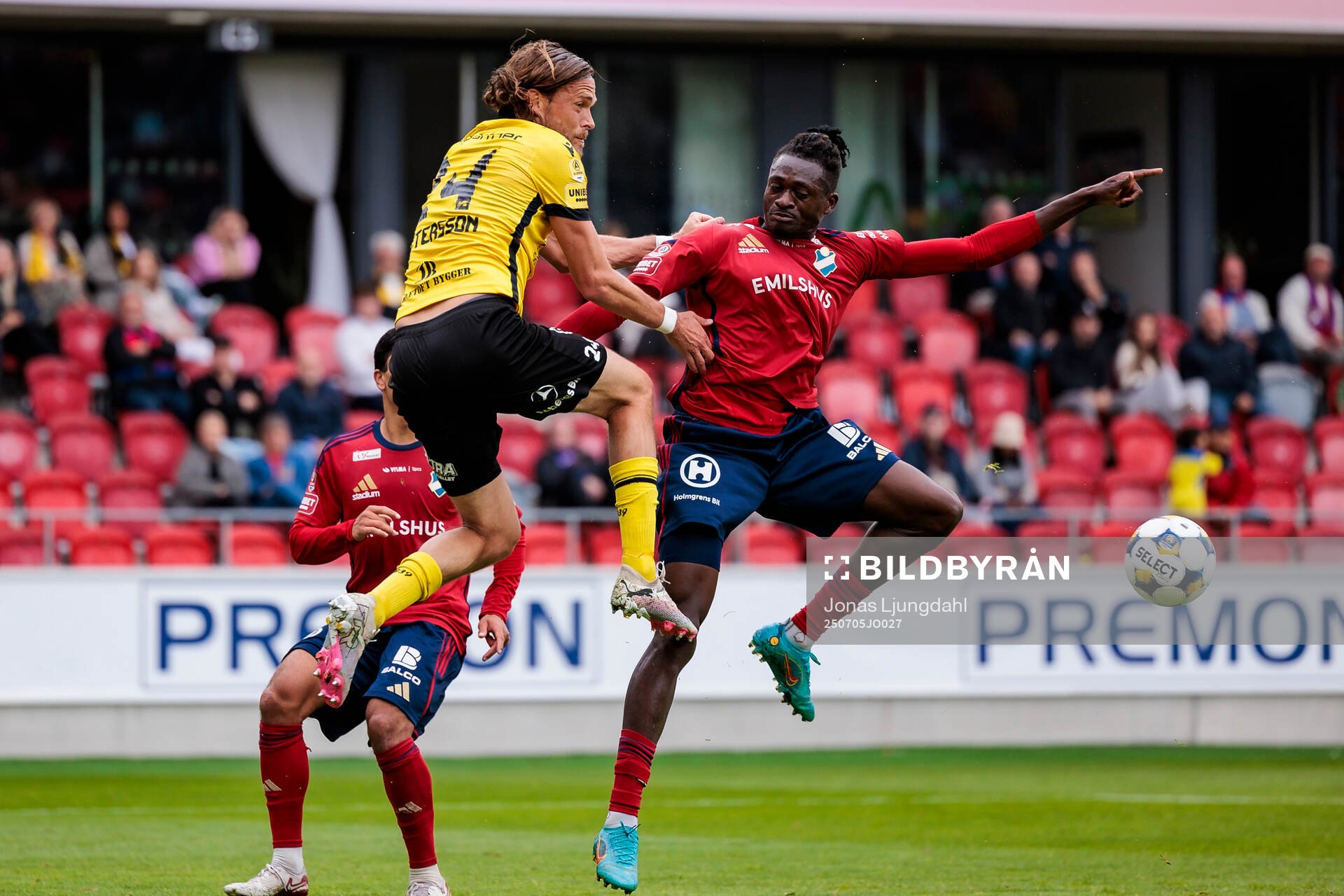 Mjällbys Tom Pettersson och Östers Kingsley Gyamfi