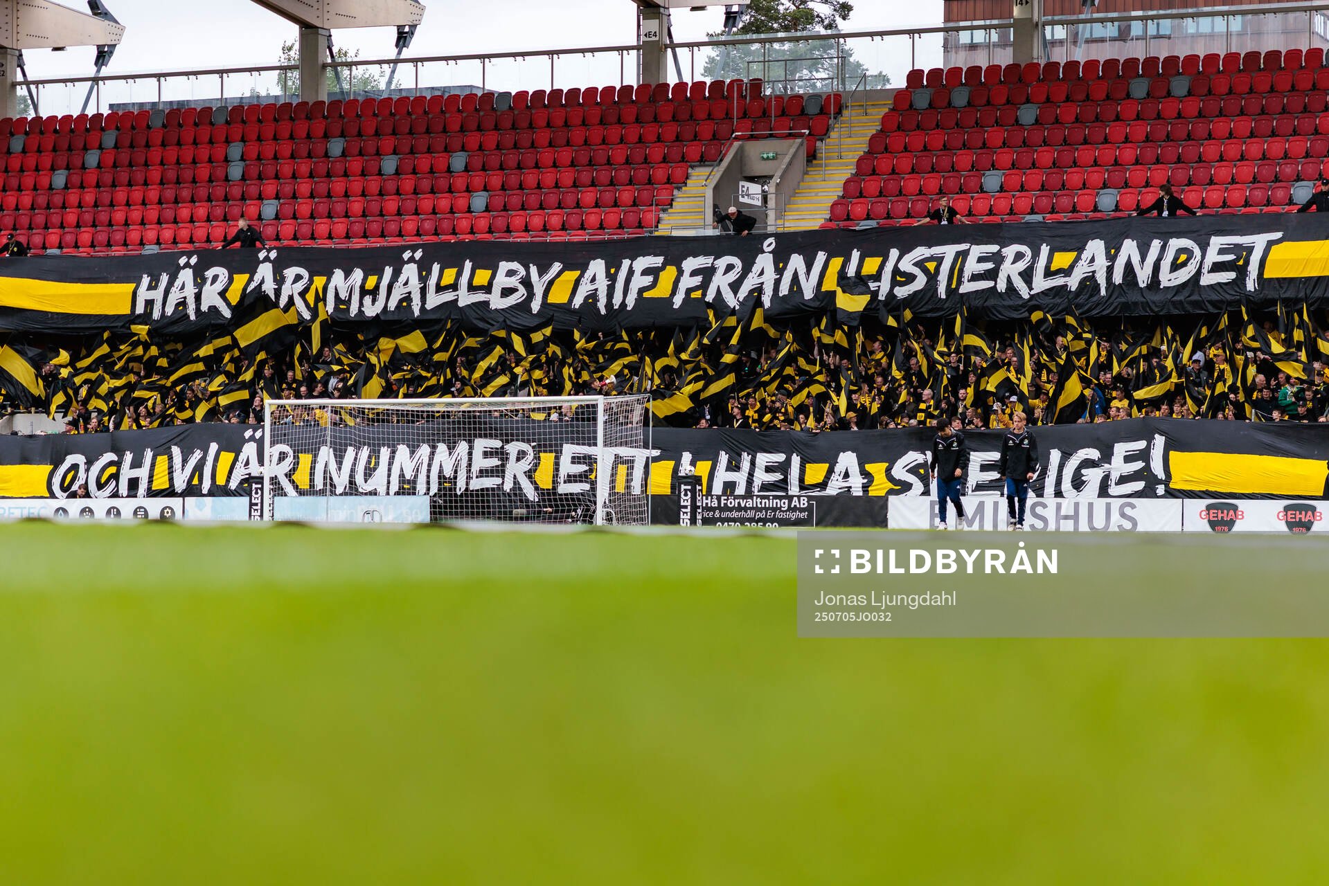 Mjällbys supportrar med läktartifo