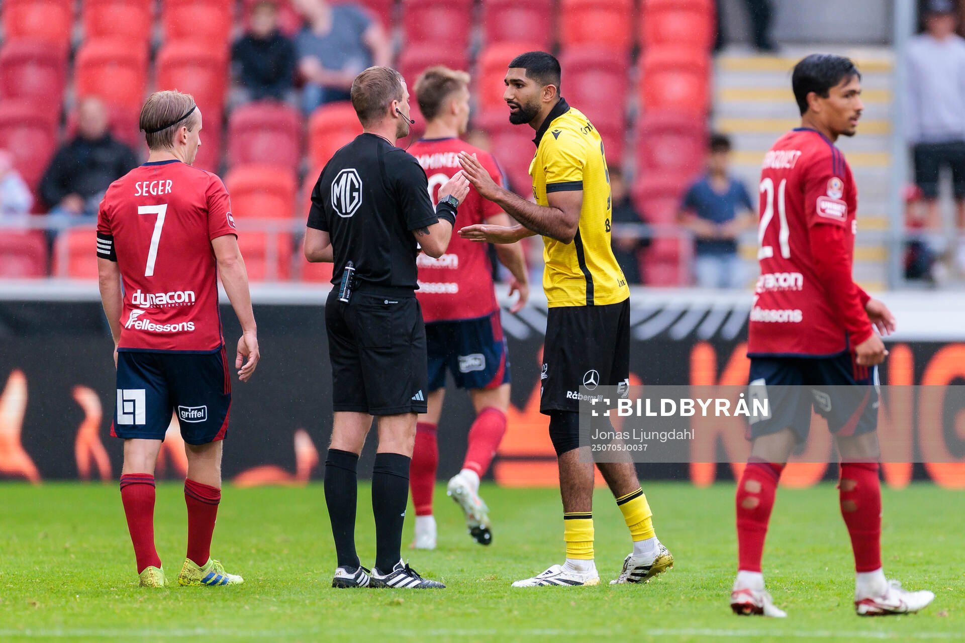 Domare Richard Sundell i samtal med Mjällbys Abdullah Iqbal