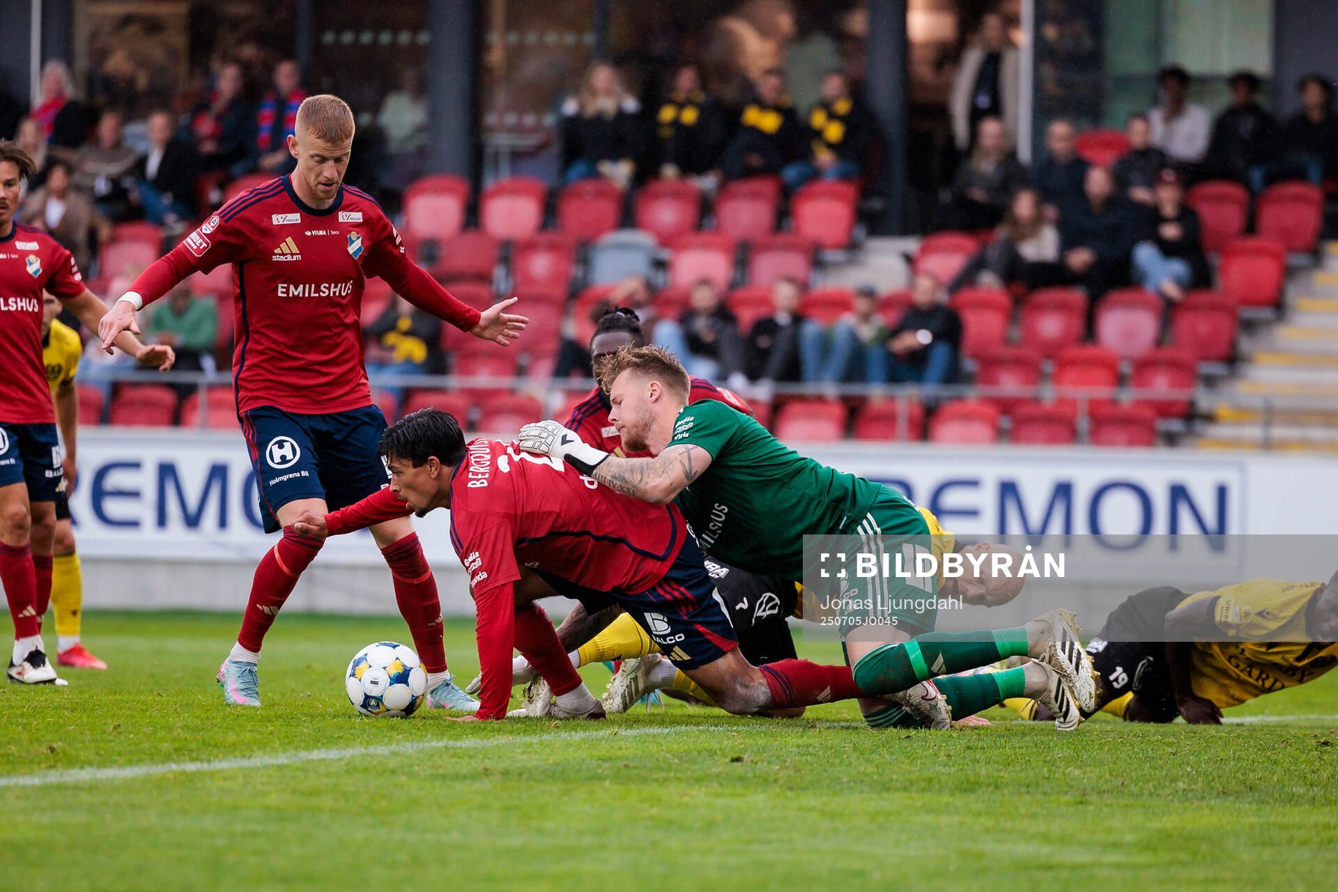 Östers Lukas Bergquist och Robin Wallinder och Mjällbys