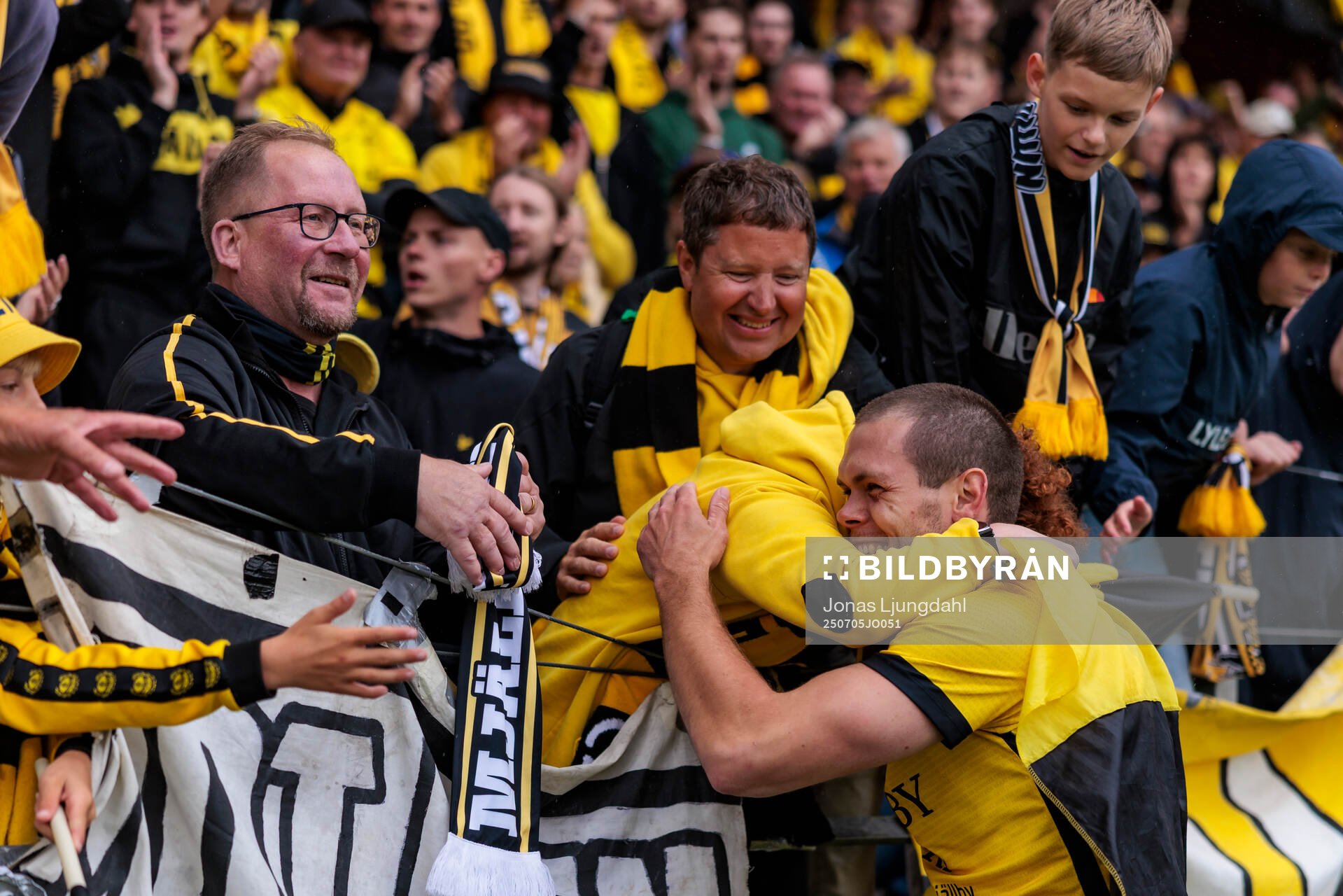 Mjällbys Jacob Bergström jublar med supportrar