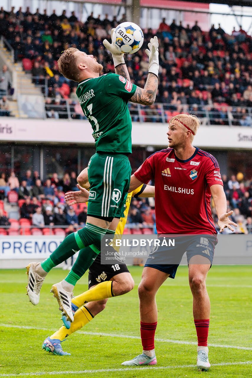 Östers målvakt Robin Wallinder och Mattis Adolfsson