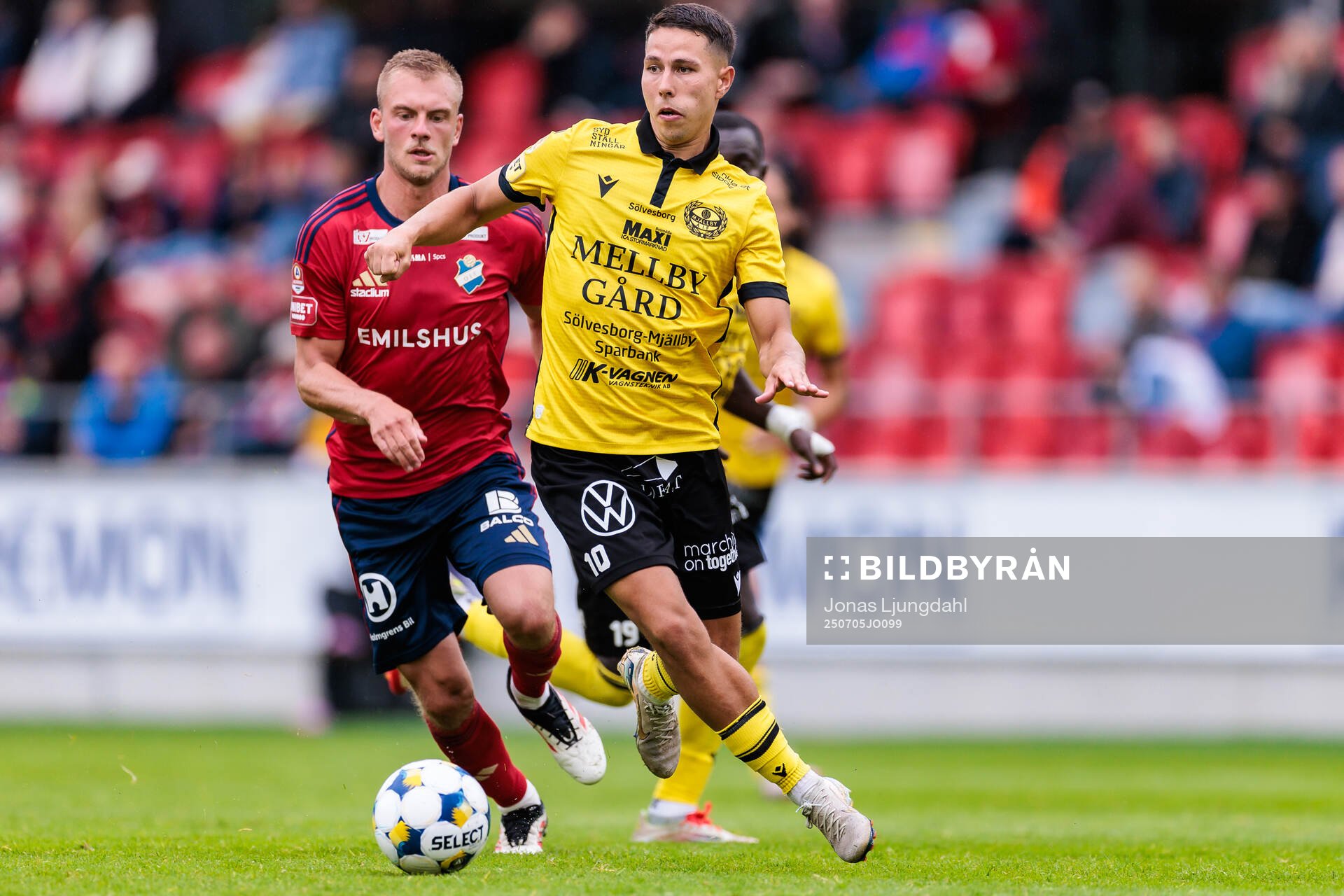 Östers Dennis Olsson och Mjällbys Nicklas Røjkjær
