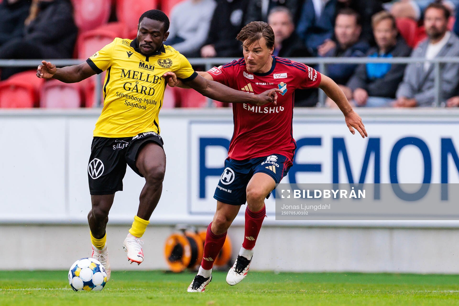 Mjällbys Uba Charles Nwokoma och Östers Tatu Varmanen