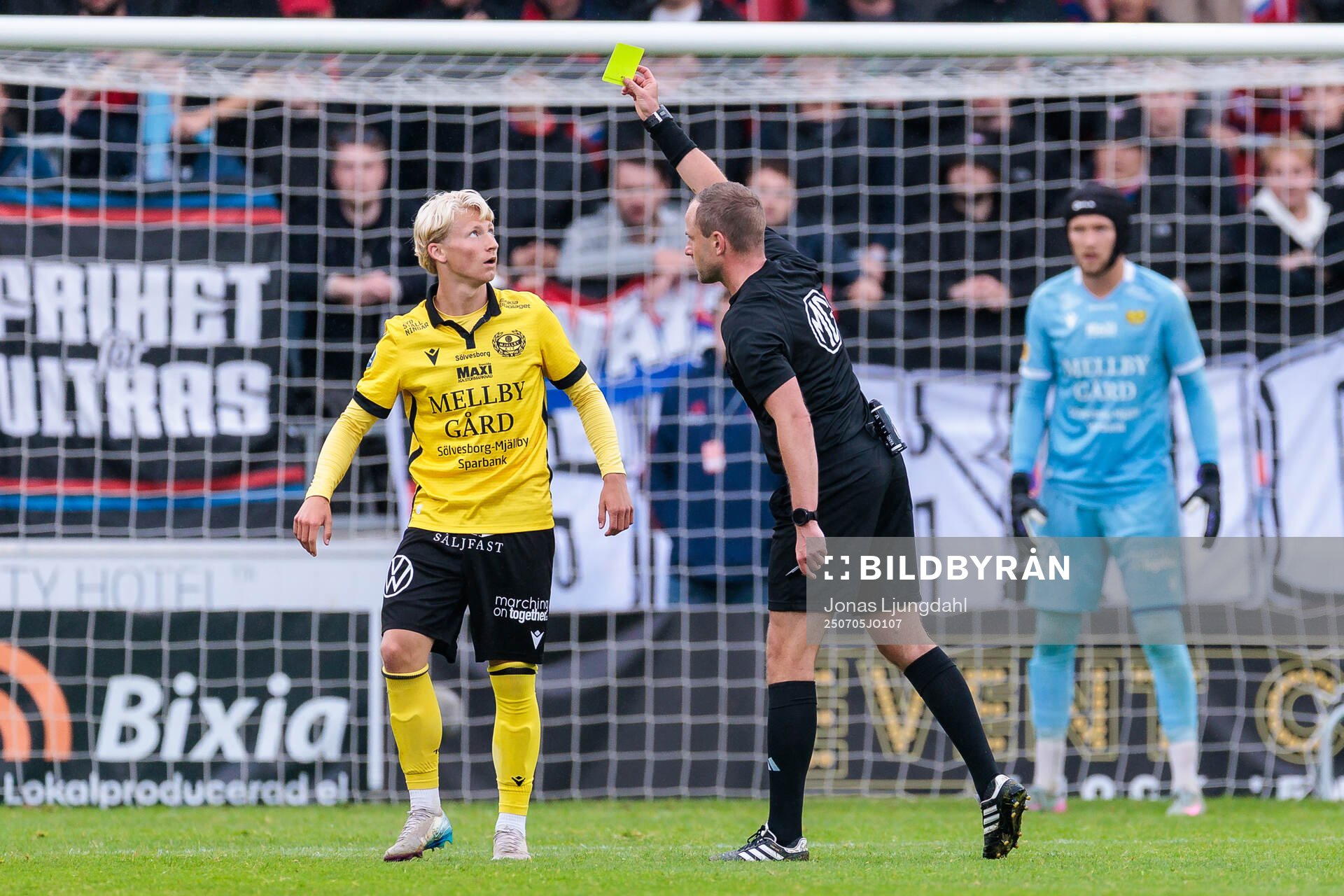 Mjällbys Romeo Leandersson tilldelas gult kort