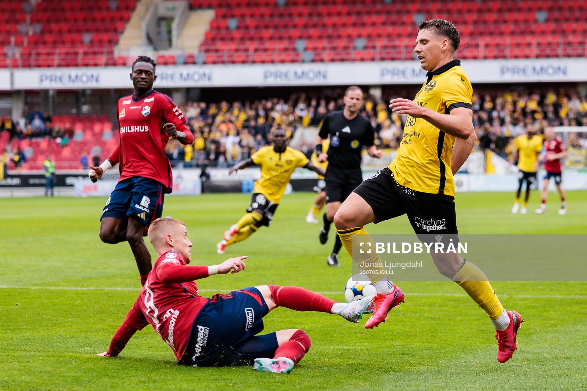 Östers Daniel Ask och Mjällbys Timo Stavitski