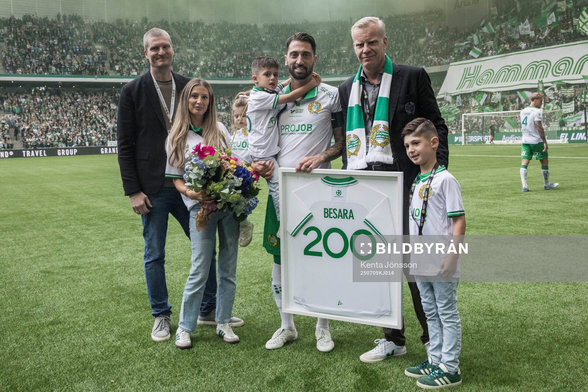 Hammarbys Nahir Besara, med sin familj och Hammarbys vd