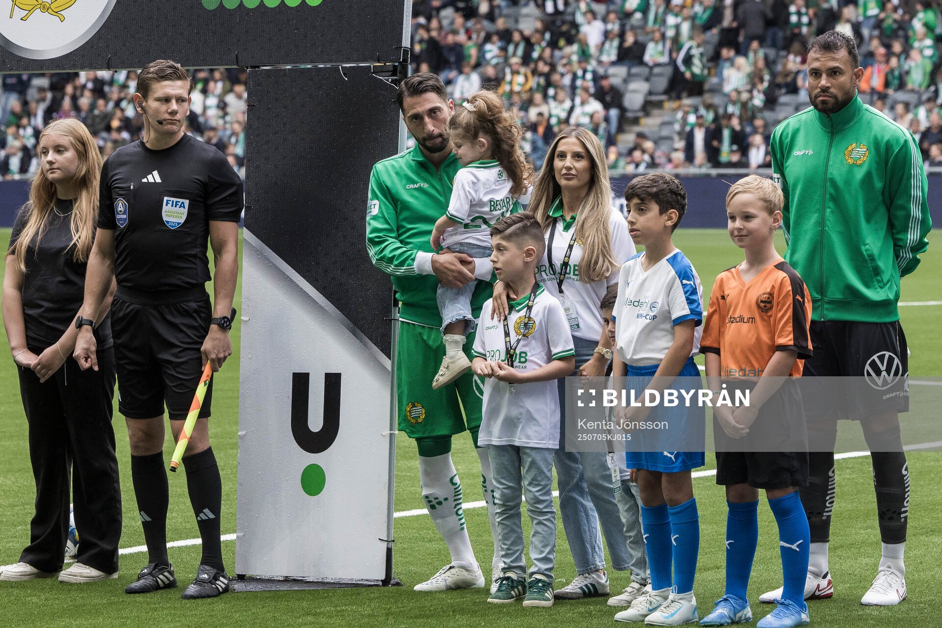 Hammarbys Nahir Besara med familj vid lineup