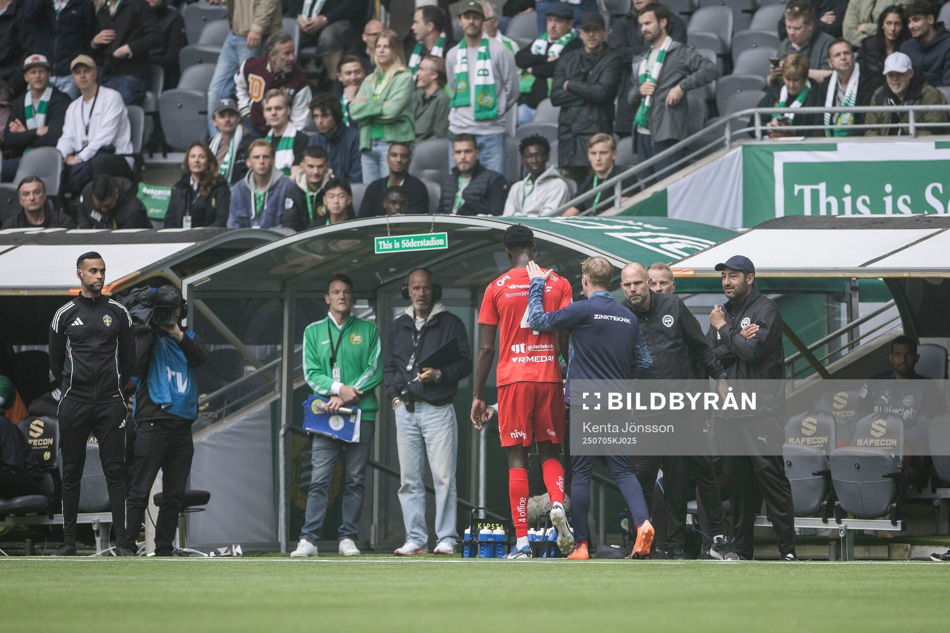 Värnamos Rufai Mohammed lämnar planen