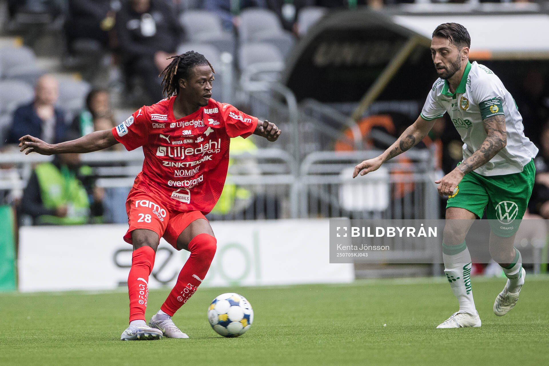 Värnamos Frank Junior Adjei  och Hammarbys Nahir Besara