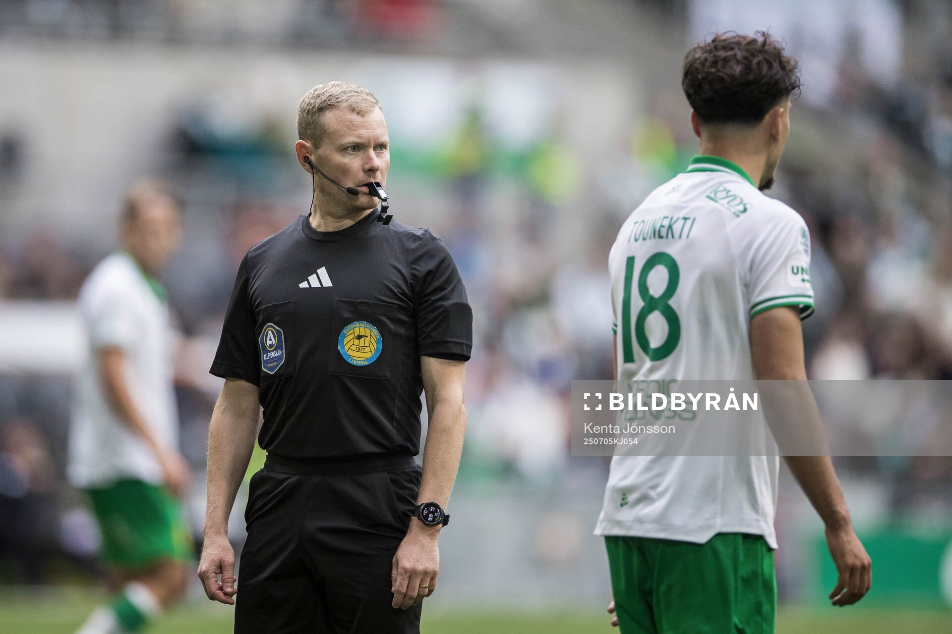 Domare Fredrik Klitte i samtal med Hammarbys Sebastian