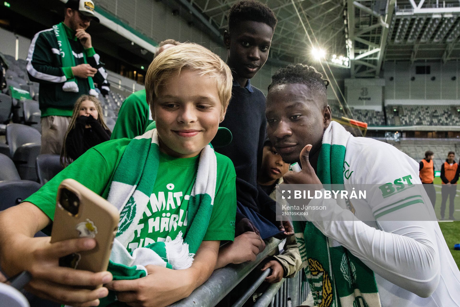 Hammarbys Moise Elohim Victoire Kabore med supportrar