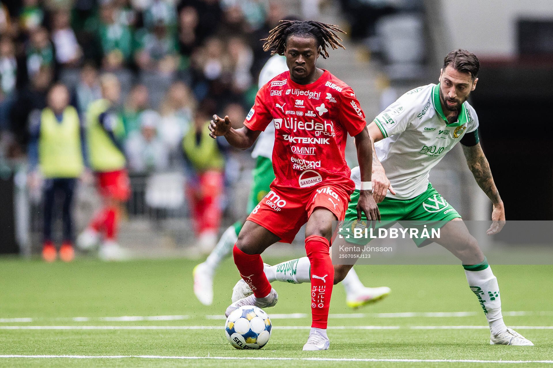 Värnamos Frank Junior Adjei och Hammarbys Nahir Besara