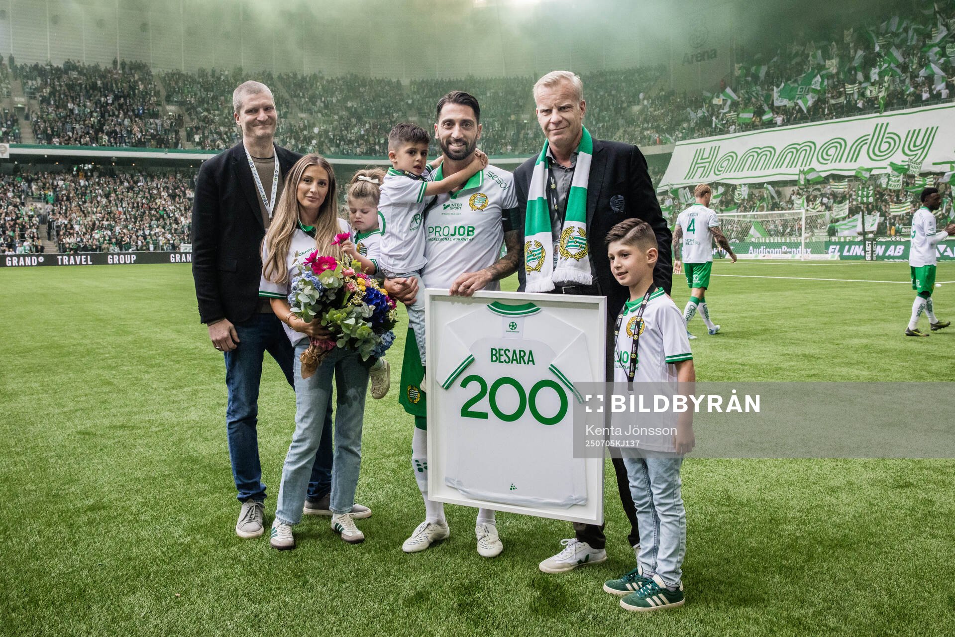 Hammarbys Nahir Besara, med sin familj och Hammarbys vd