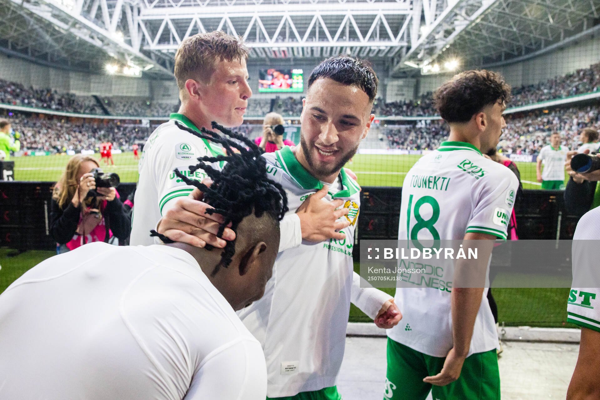 Hammarbys Moise Elohim Victoire Kabore jublar med Frederik