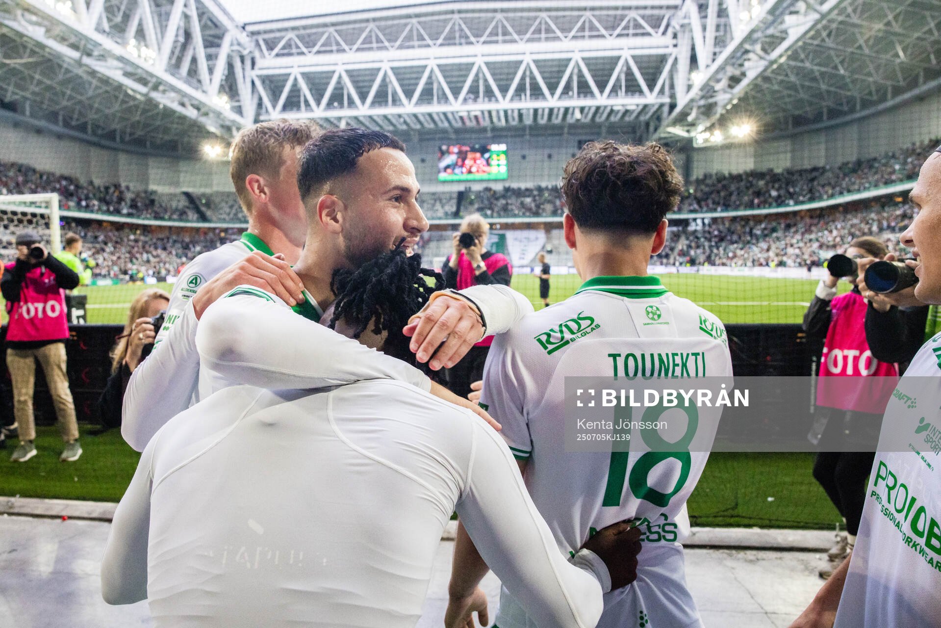 Hammarbys Moise Elohim Victoire Kabore jublar med Frederik