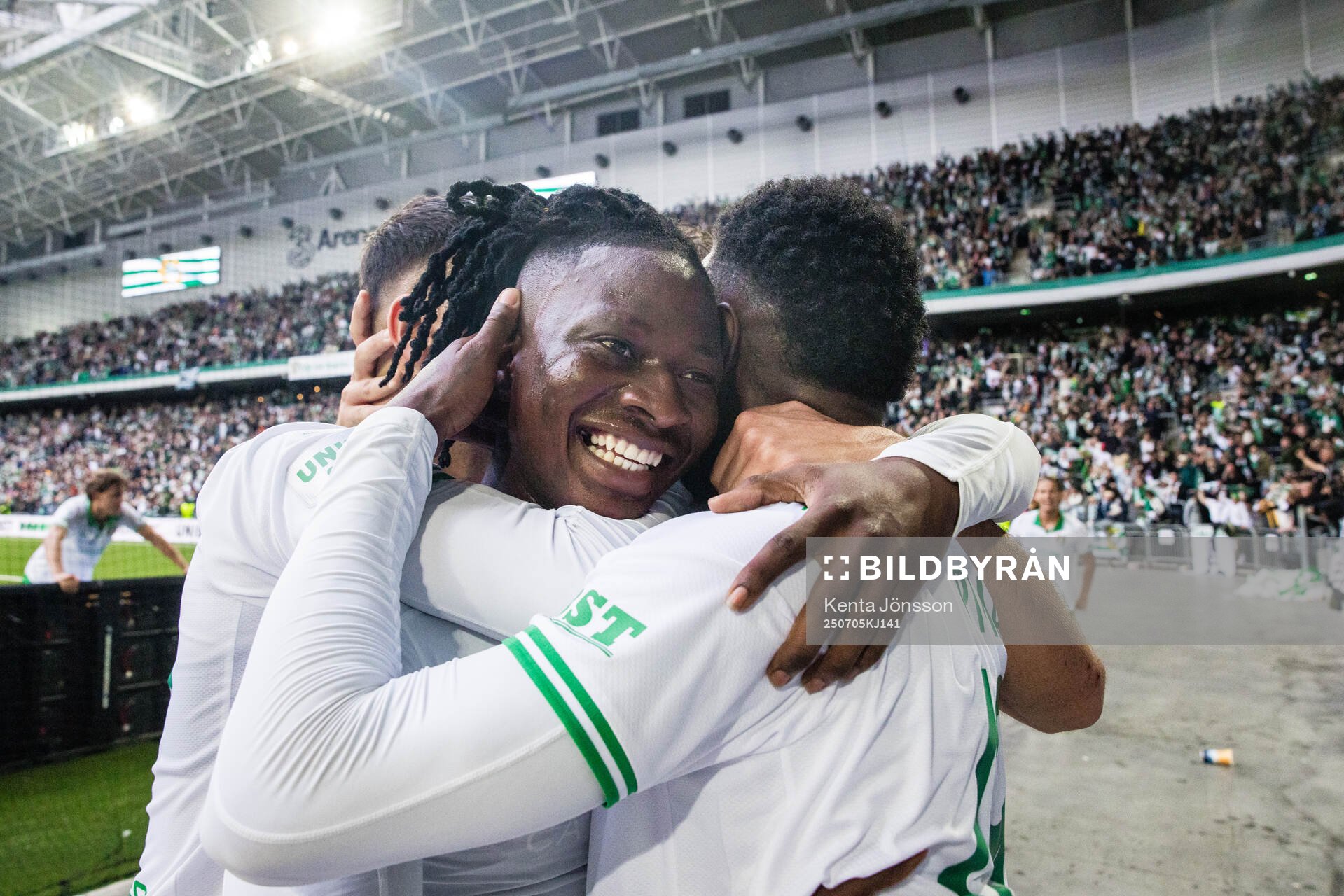 Hammarbys Moise Elohim Victoire Kabore jublar med Shaquille
