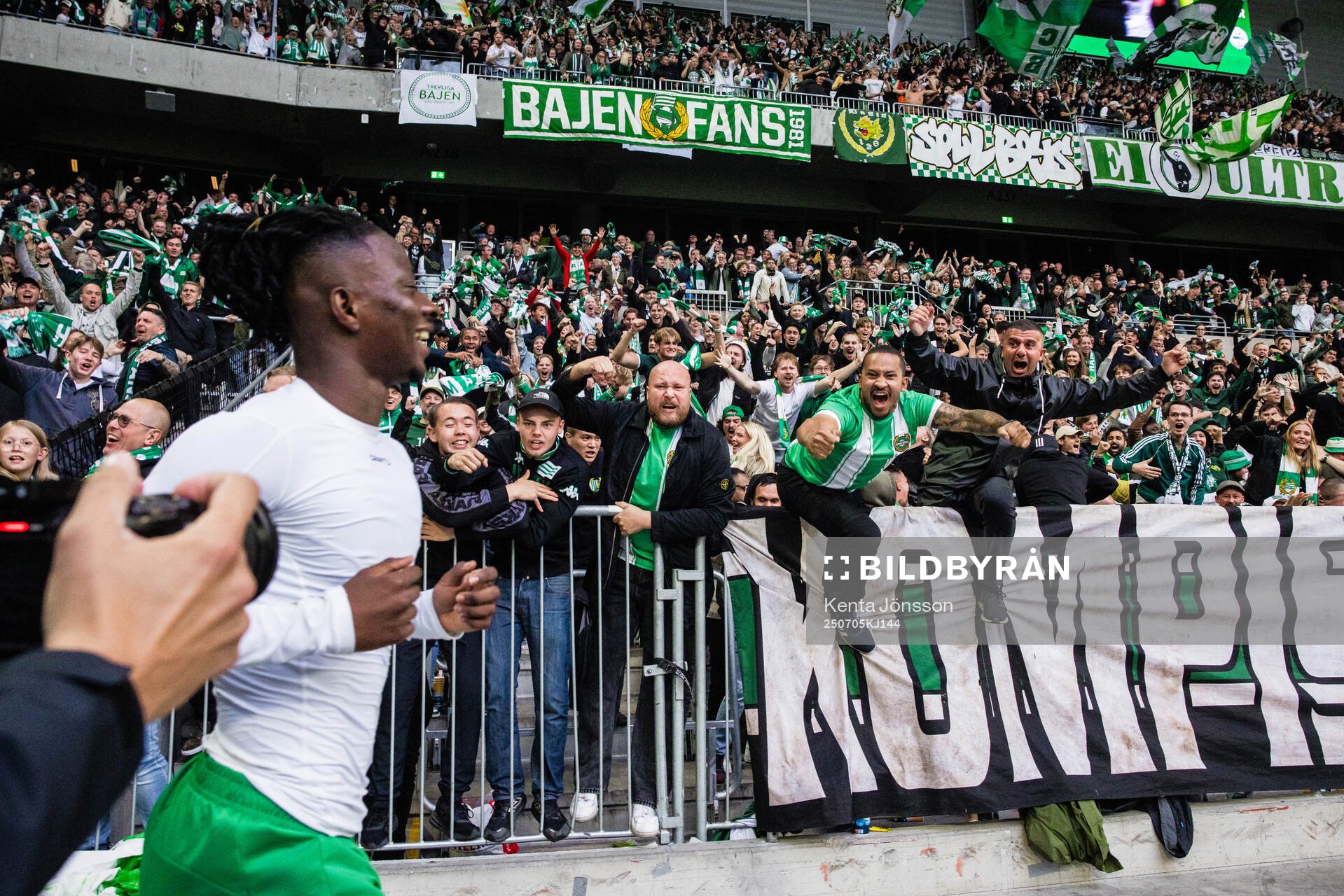Hammarbys Moise Elohim Victoire Kabore och supportrar jublar