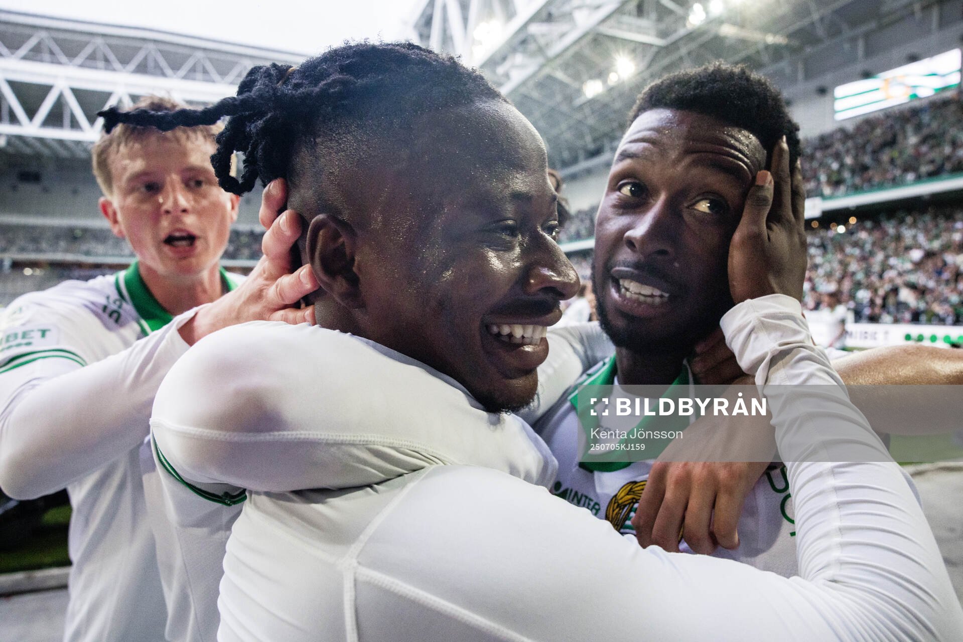 Hammarbys Moise Elohim Victoire Kabore jublar med Shaquille