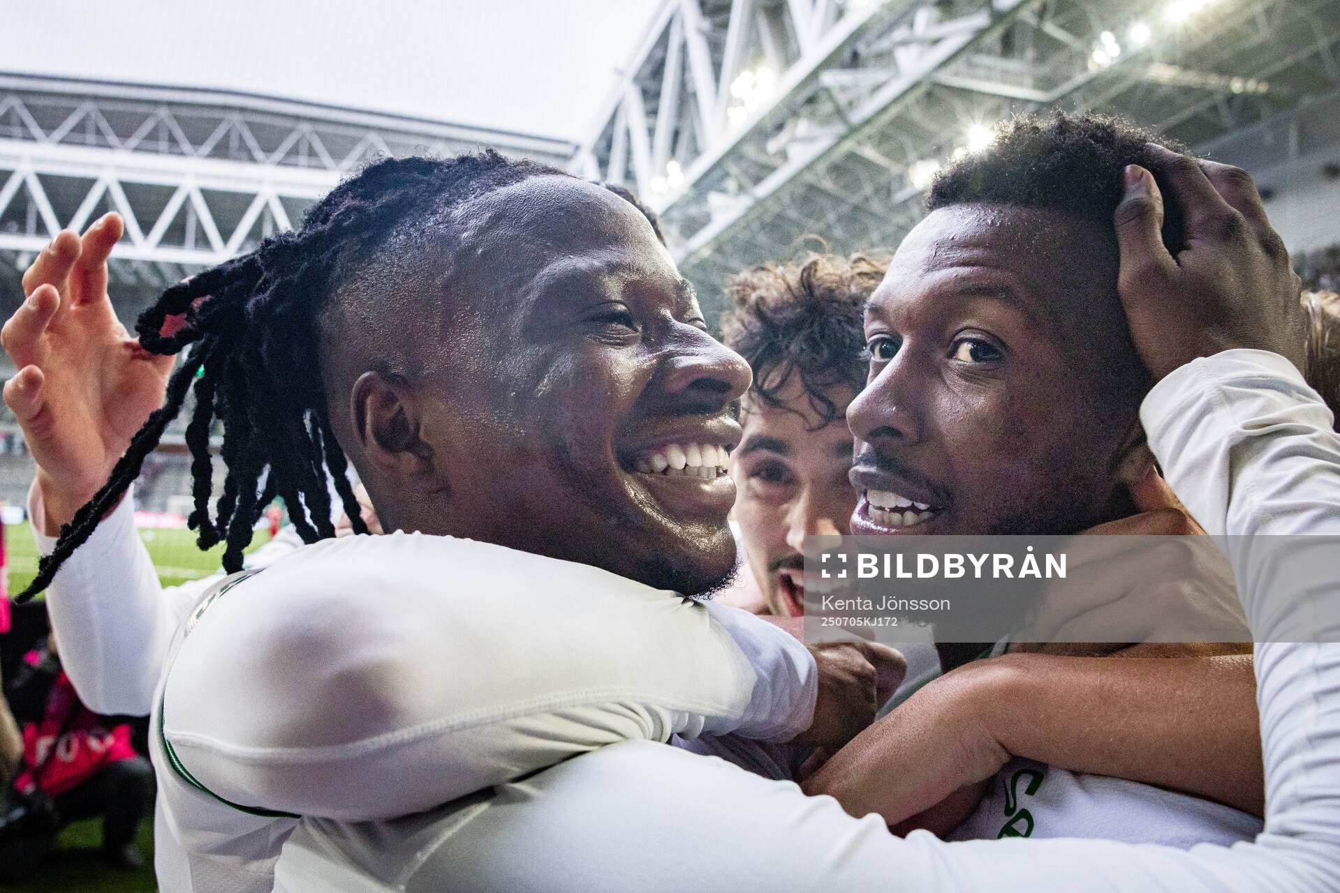 Hammarbys Moise Elohim Victoire Kabore jublar med Shaquille