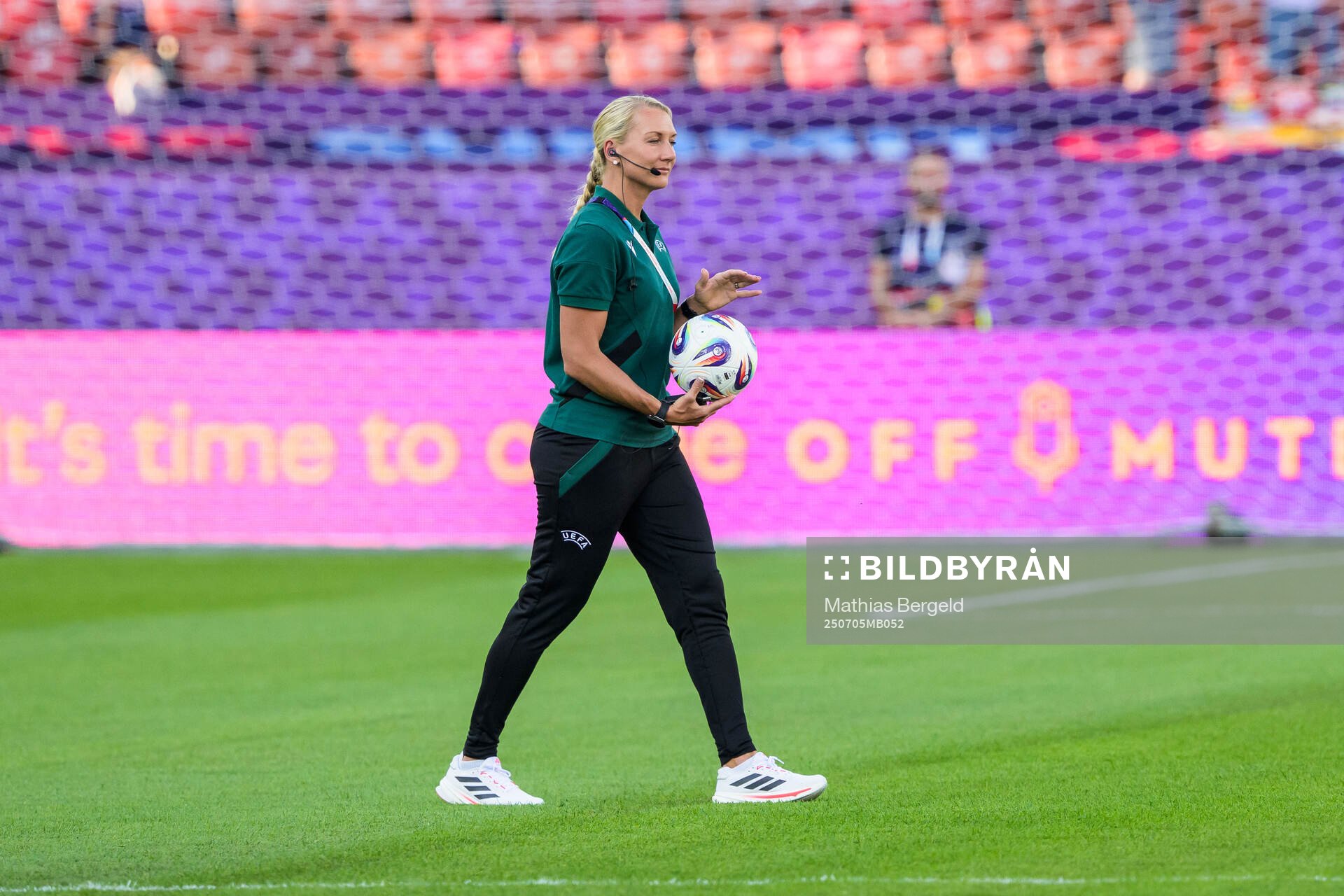 Referee Tess Olofsson