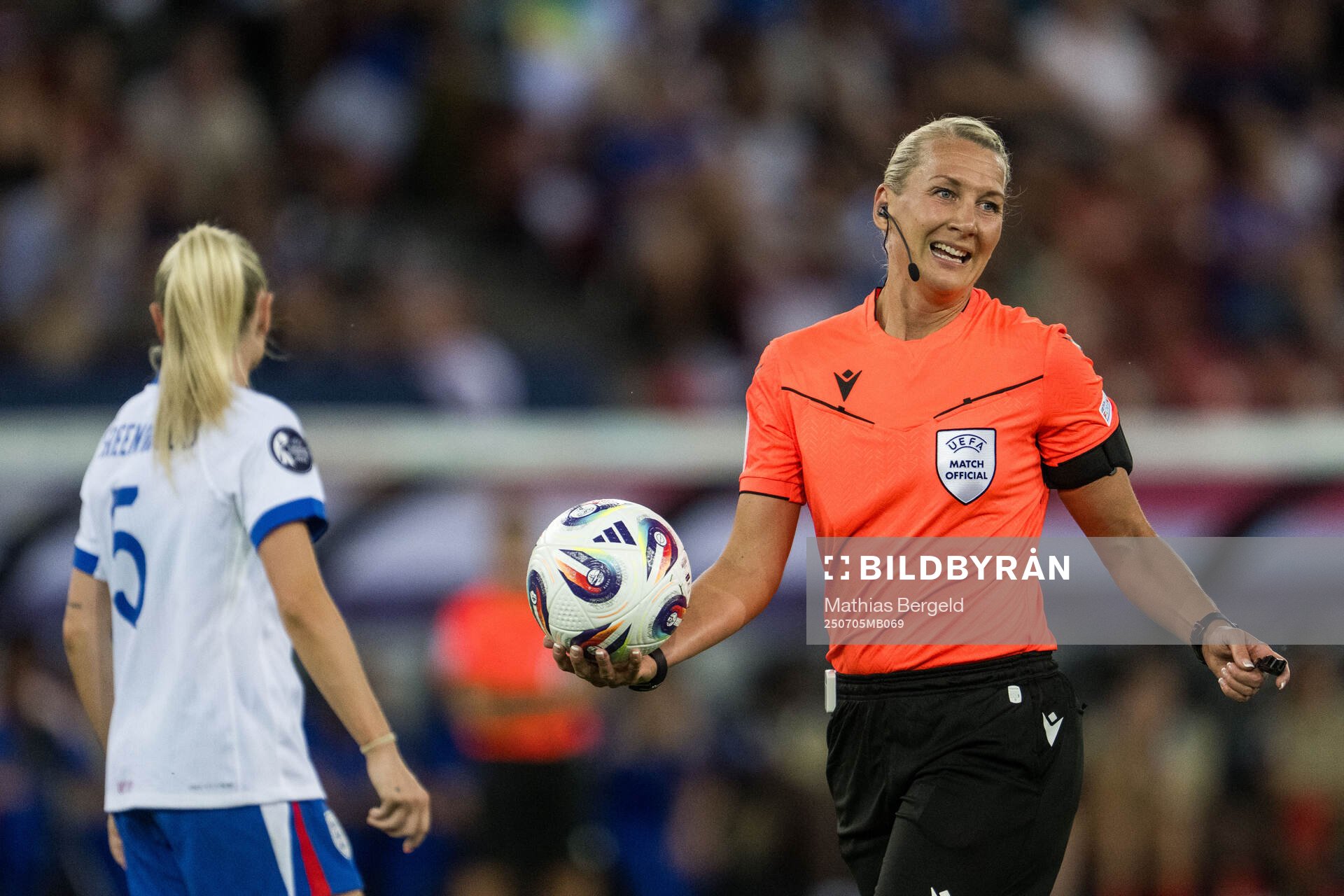 Referee Tess Olofsson