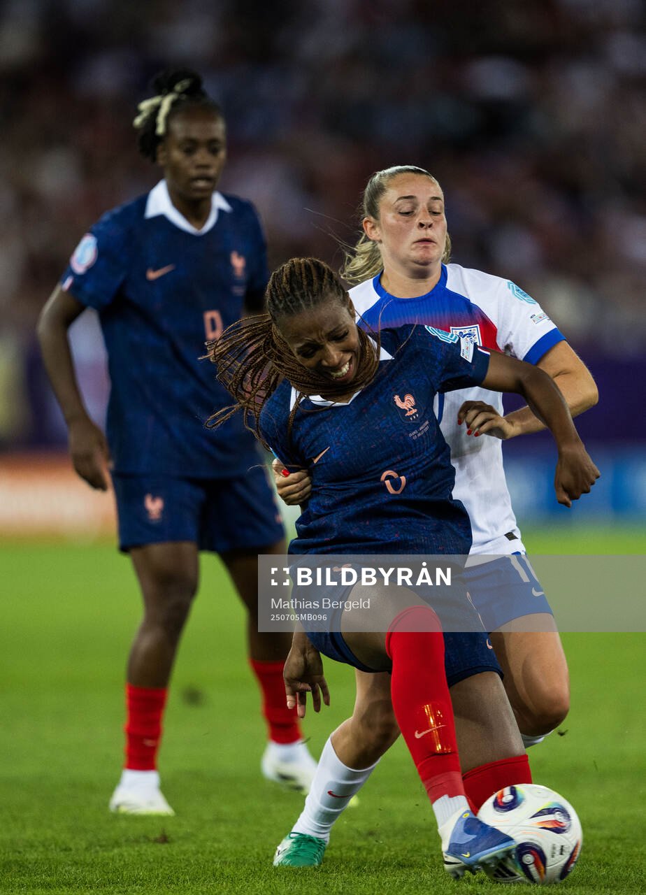 Onema Grace Geyoro of France and Ella Toone of England