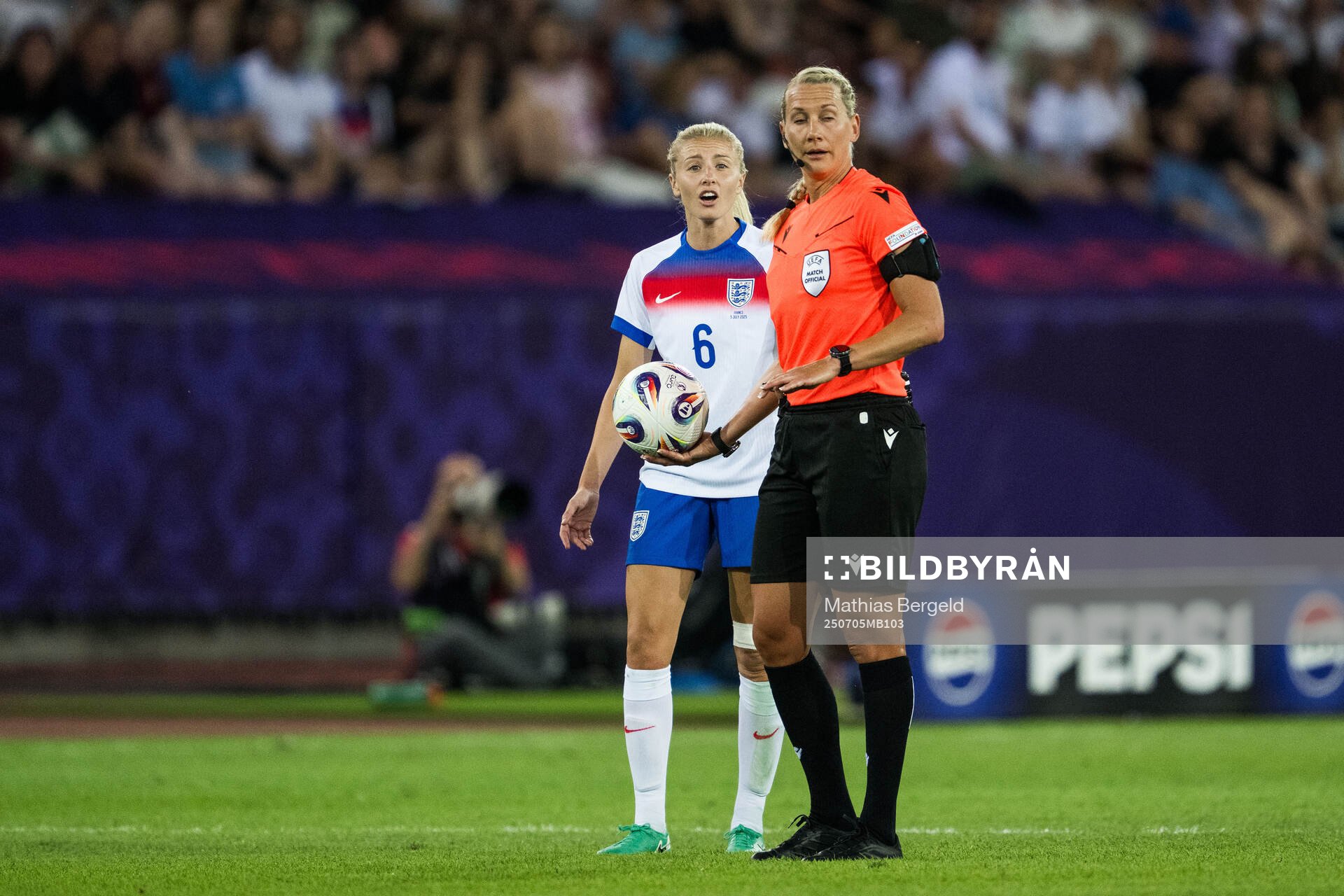 Leah Williamson of England speaks to the referee Tess