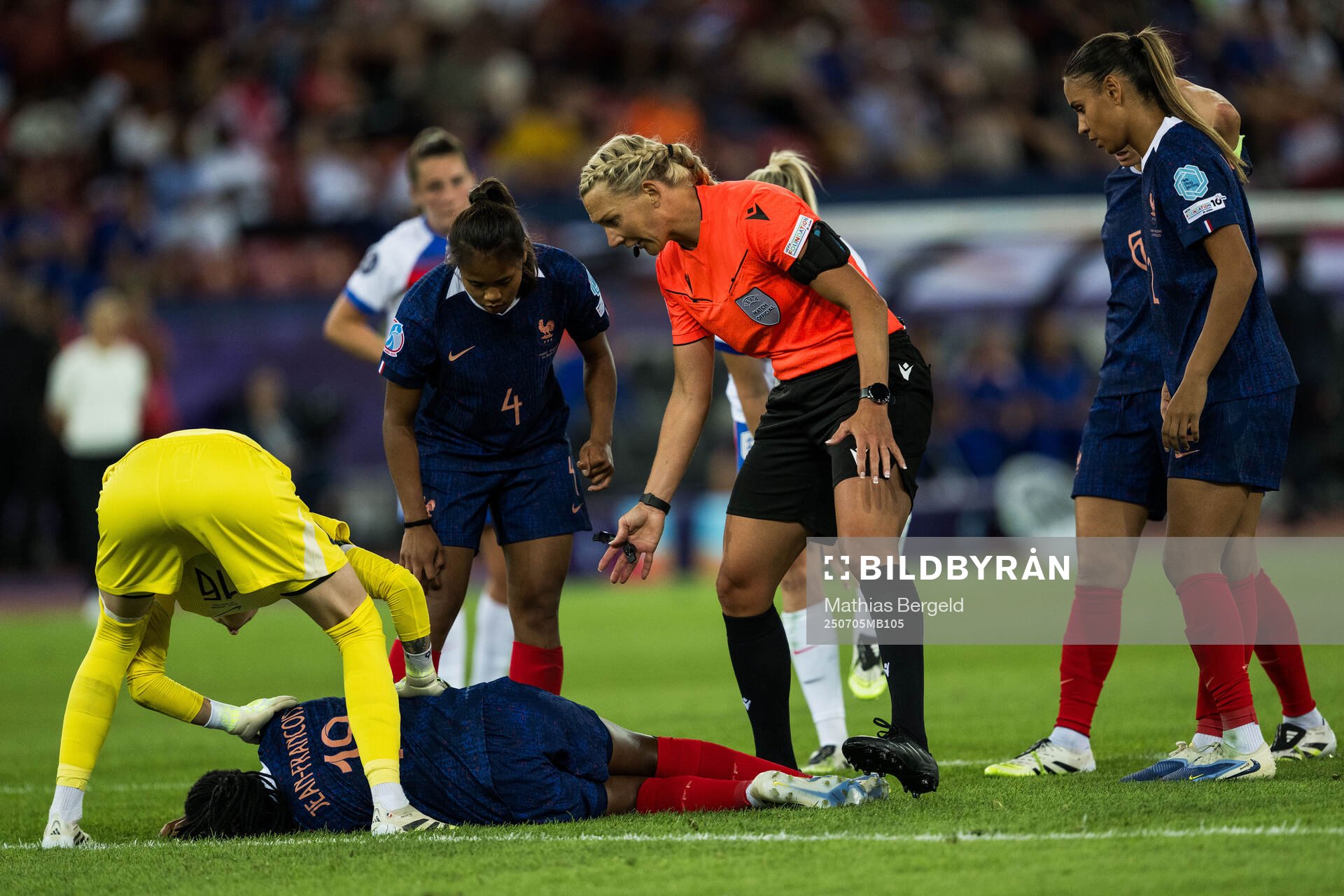Goalkeeper Pauline Peyraud Magnin, Griedge Mbock and Alice