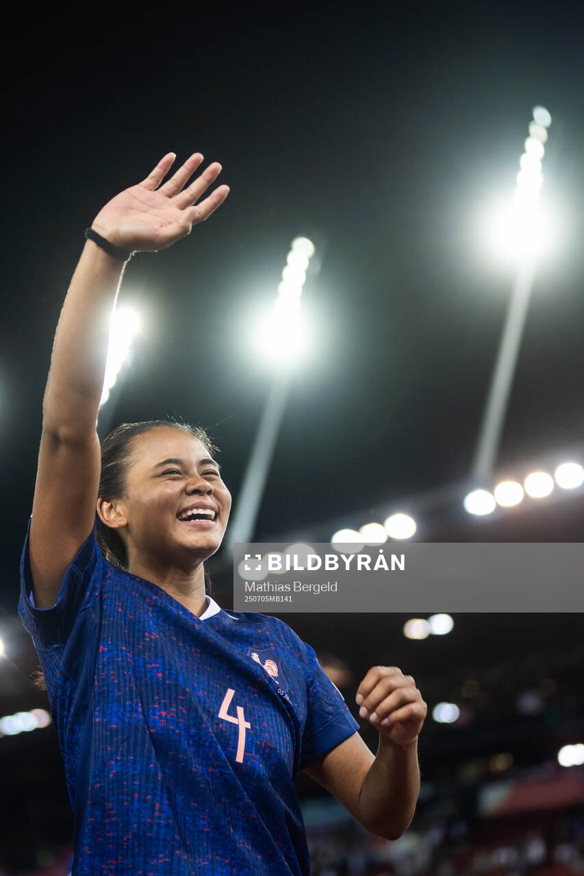 Sakina Karchaoui of France celebrates