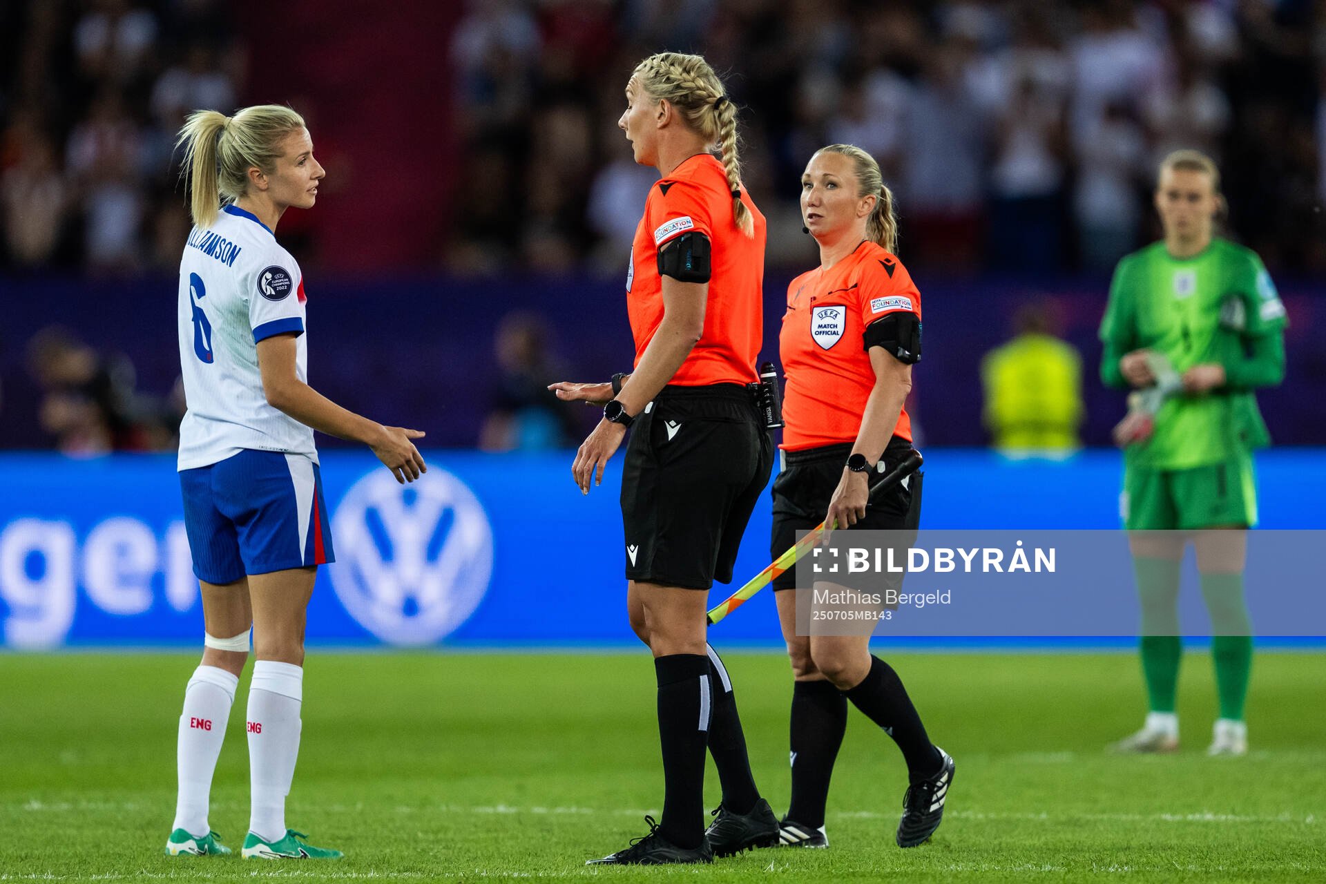 Leah Williamson of England talks to referee Tess Olofsson