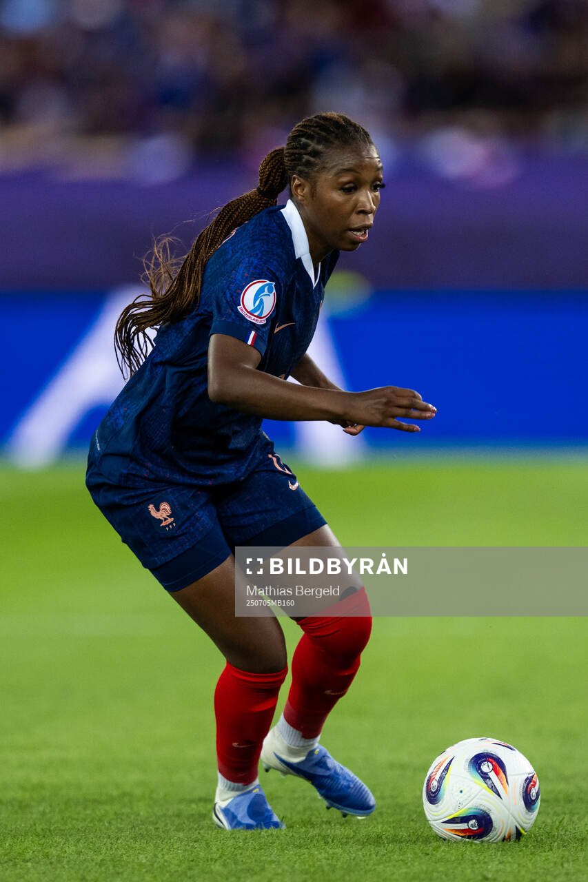 Onema Grace Geyoro of France