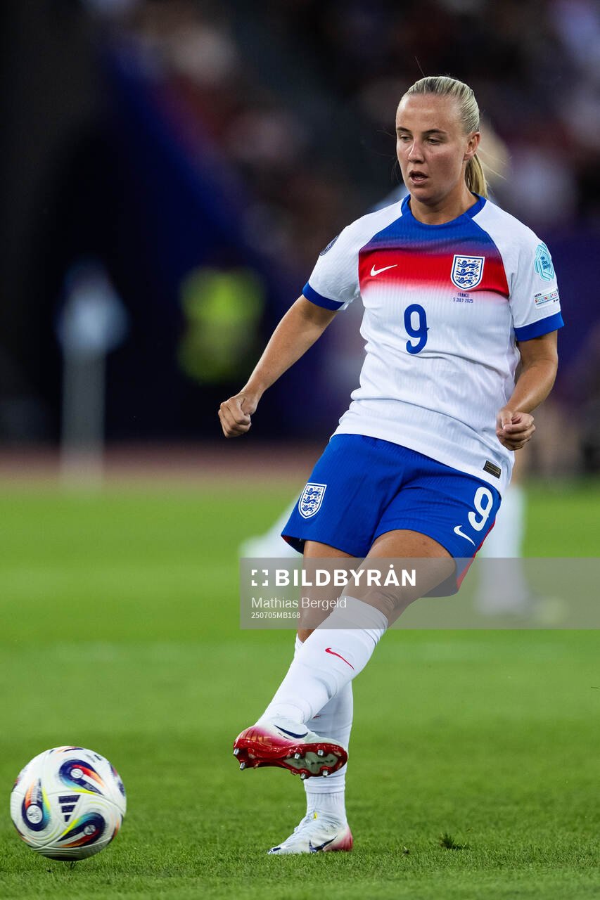Beth Mead of England