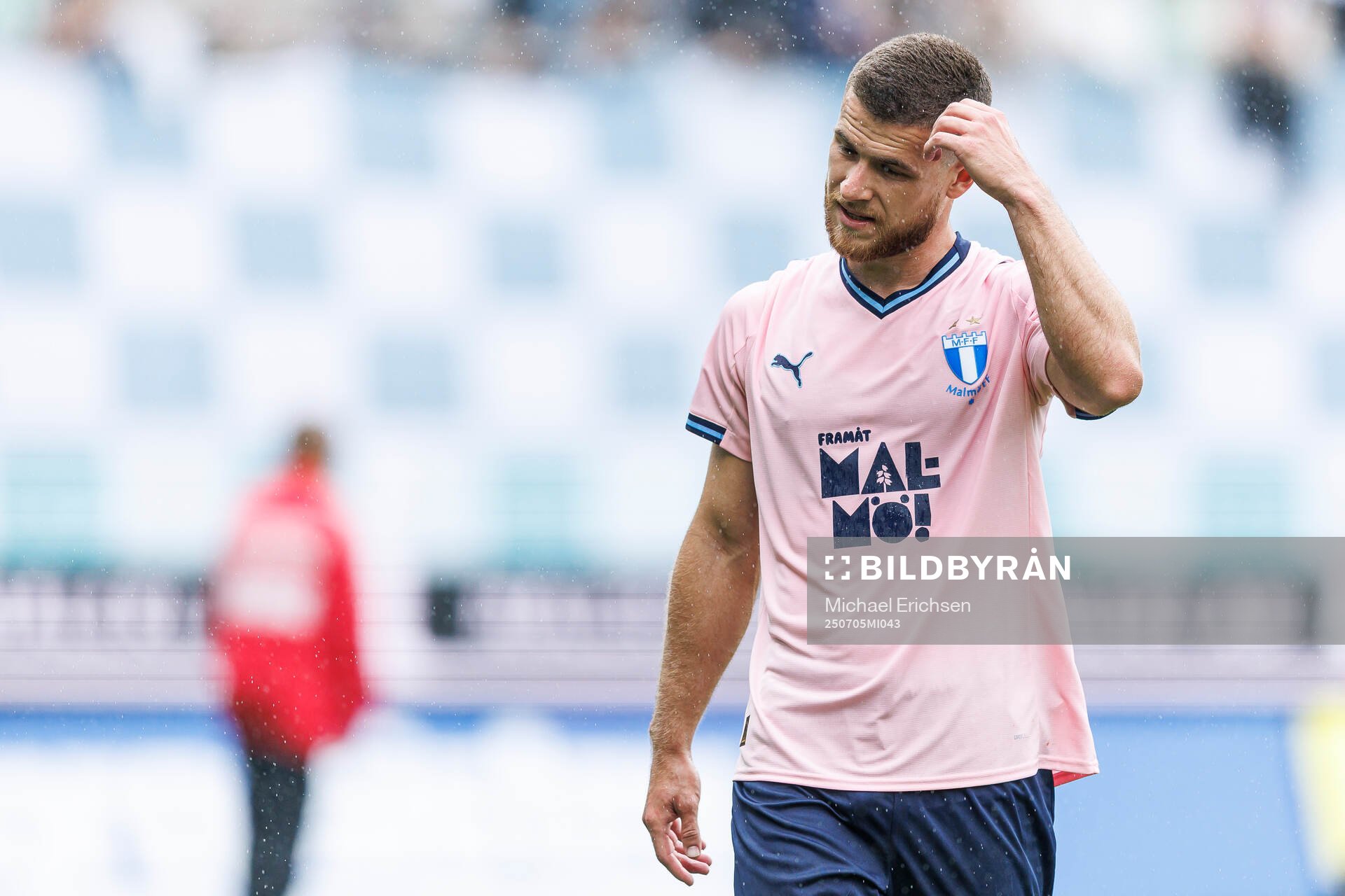 Malmö FFs Gabriel Busanello deppar
