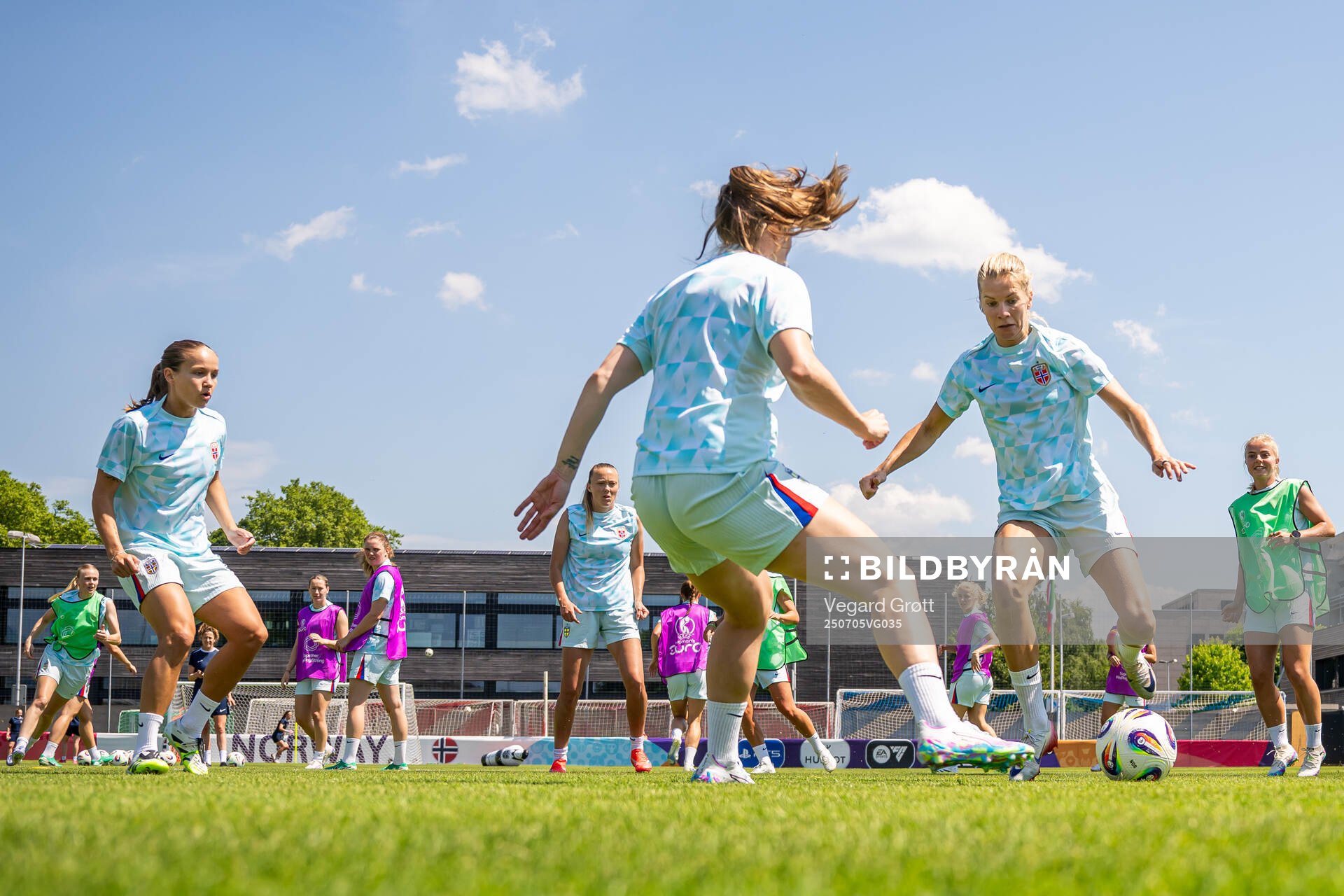 Guro Reiten, Ada Hegerberg and players of the Norwegian