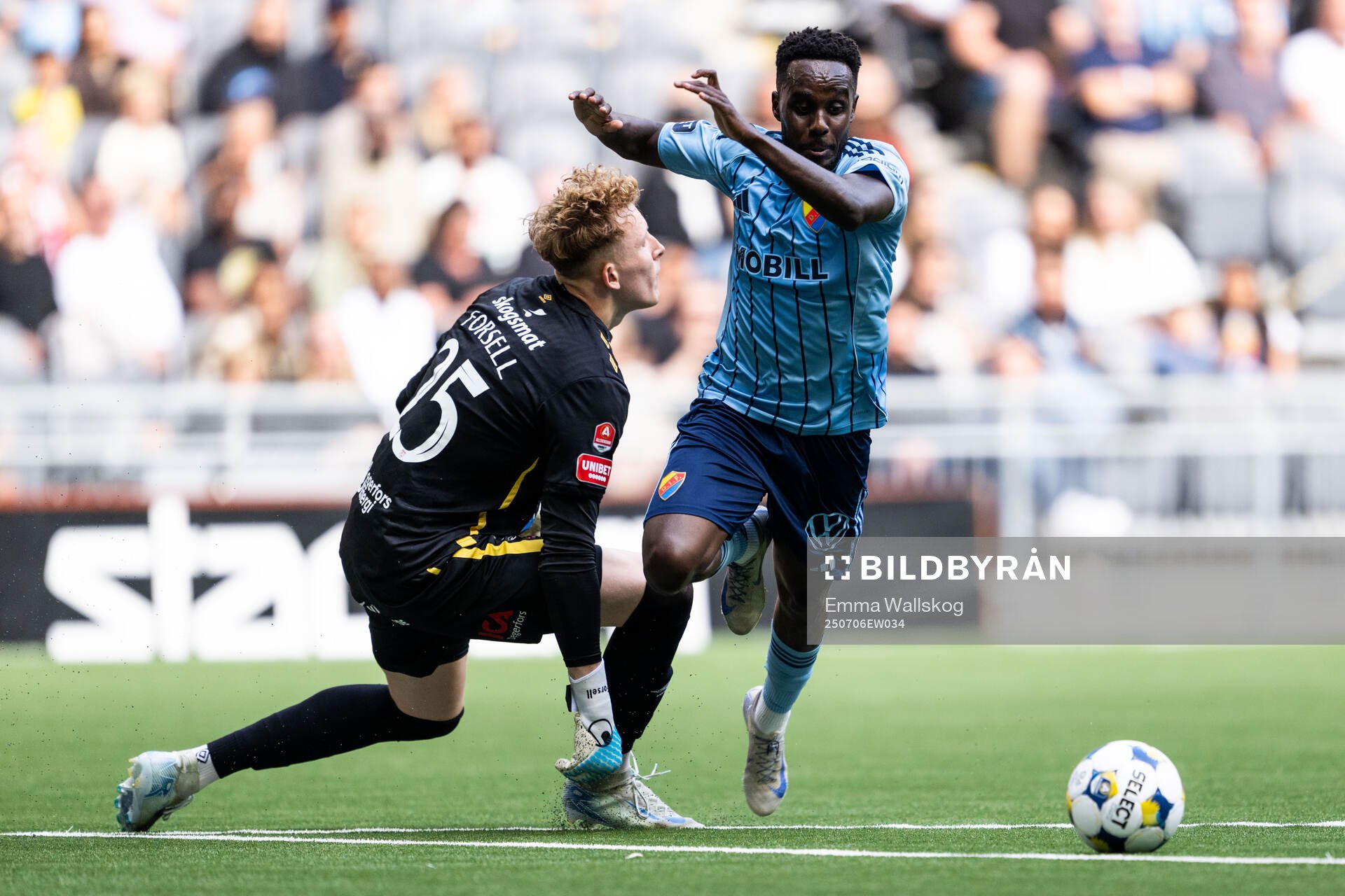 Degerfors målvakt Rasmus Forsell och Djurgårdens Tokmac