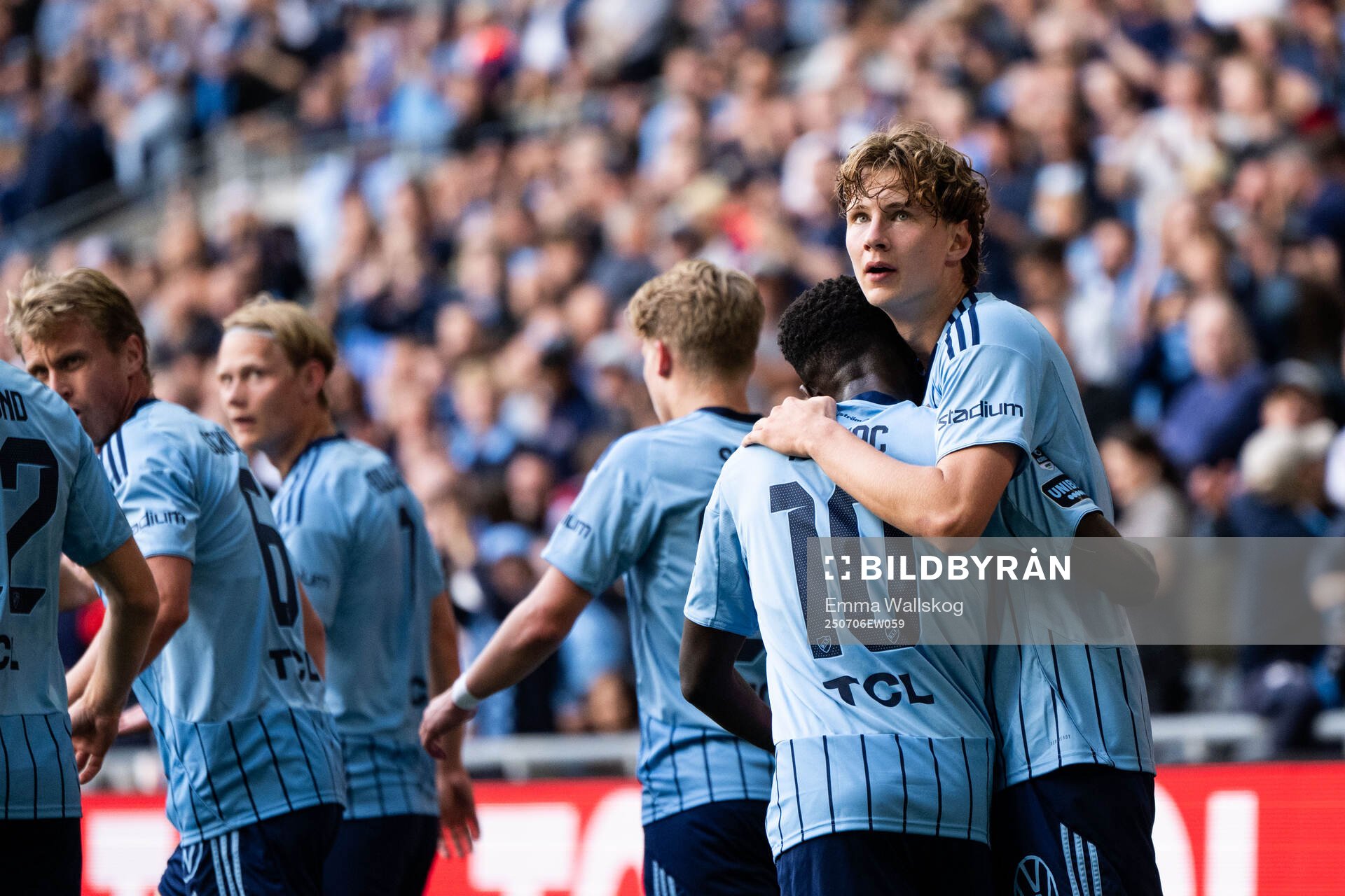 Djurgårdens August Priske Flyger jublar med Tokmac Nguen