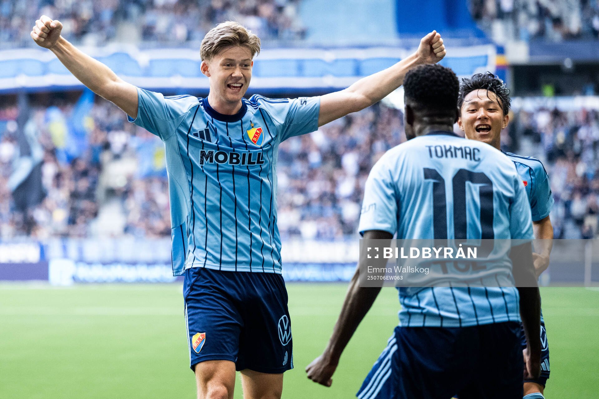 Djurgårdens Tokmac Nguen jublar med Patric Åslund och
