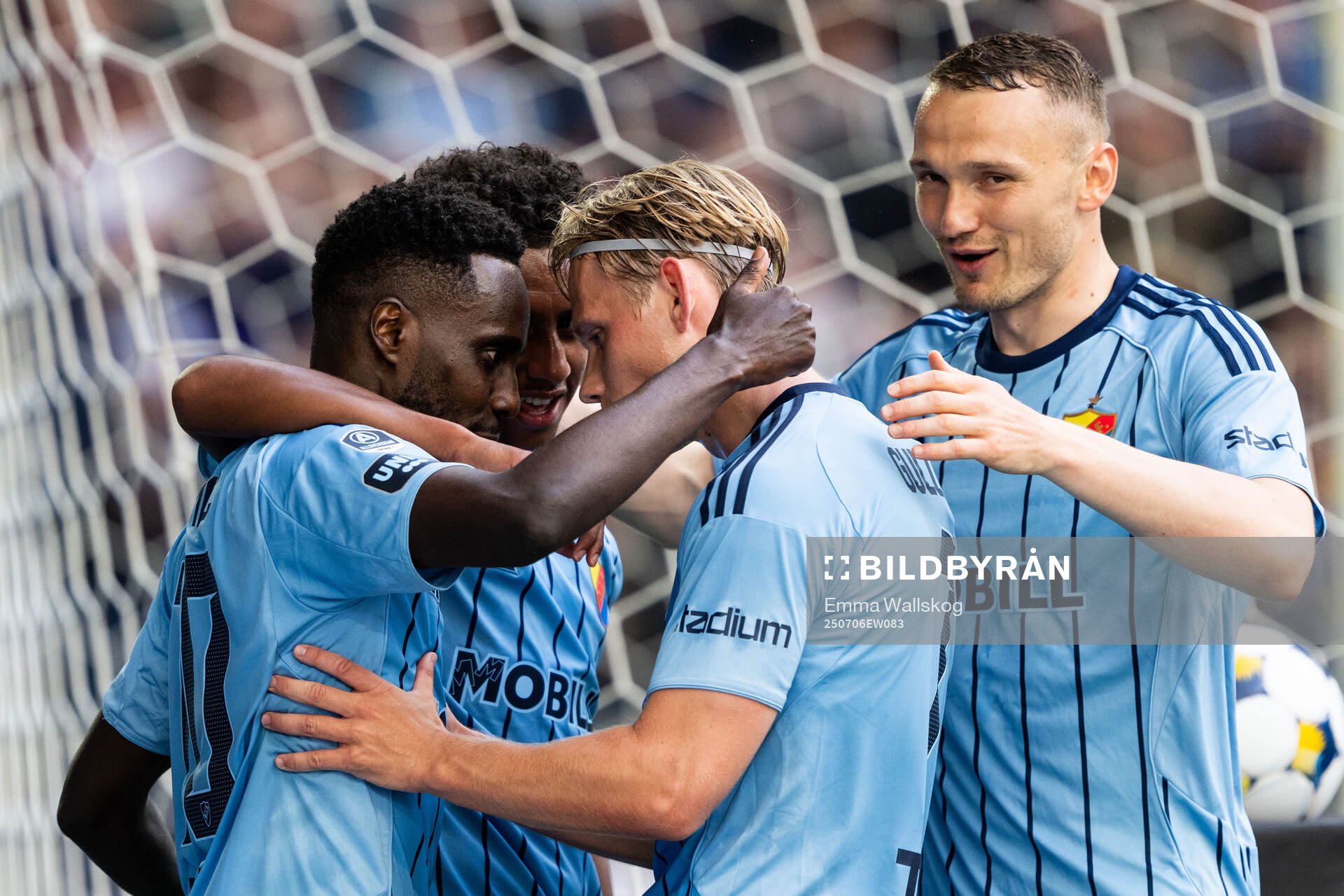 Djurgårdens Tokmac Nguen jublar med Isak Alemayehu