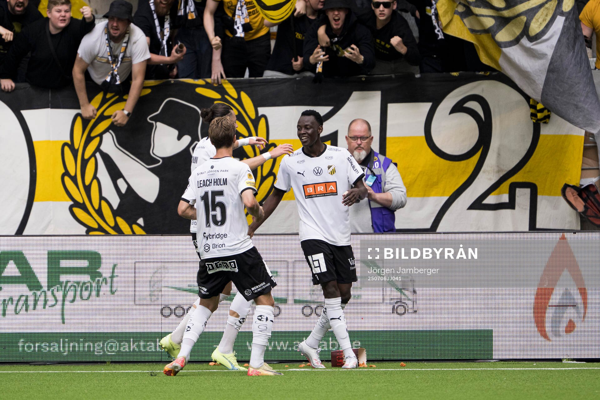 Häckens John Paul Dembe jublar
