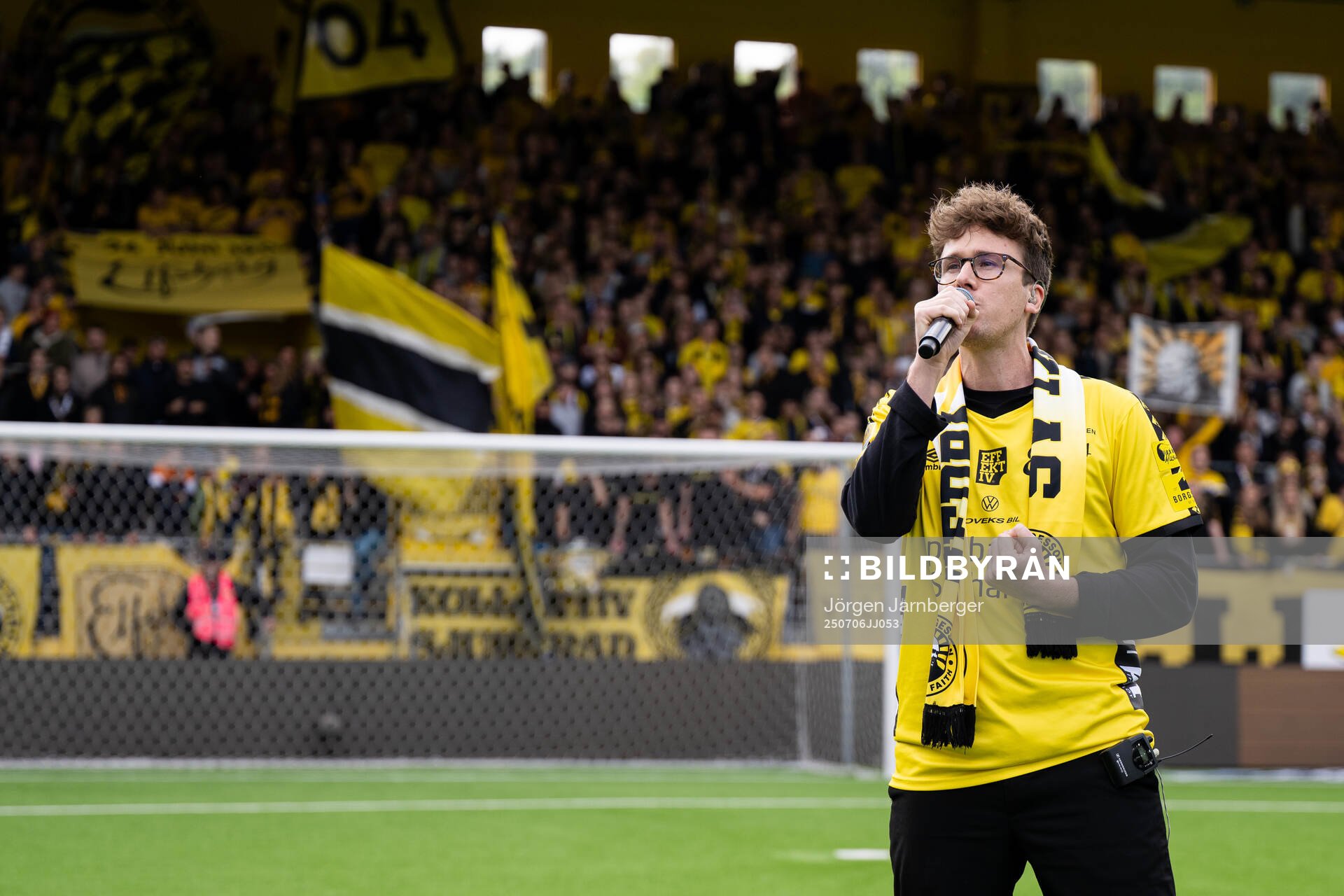 Artisten Adam Englund sjunger