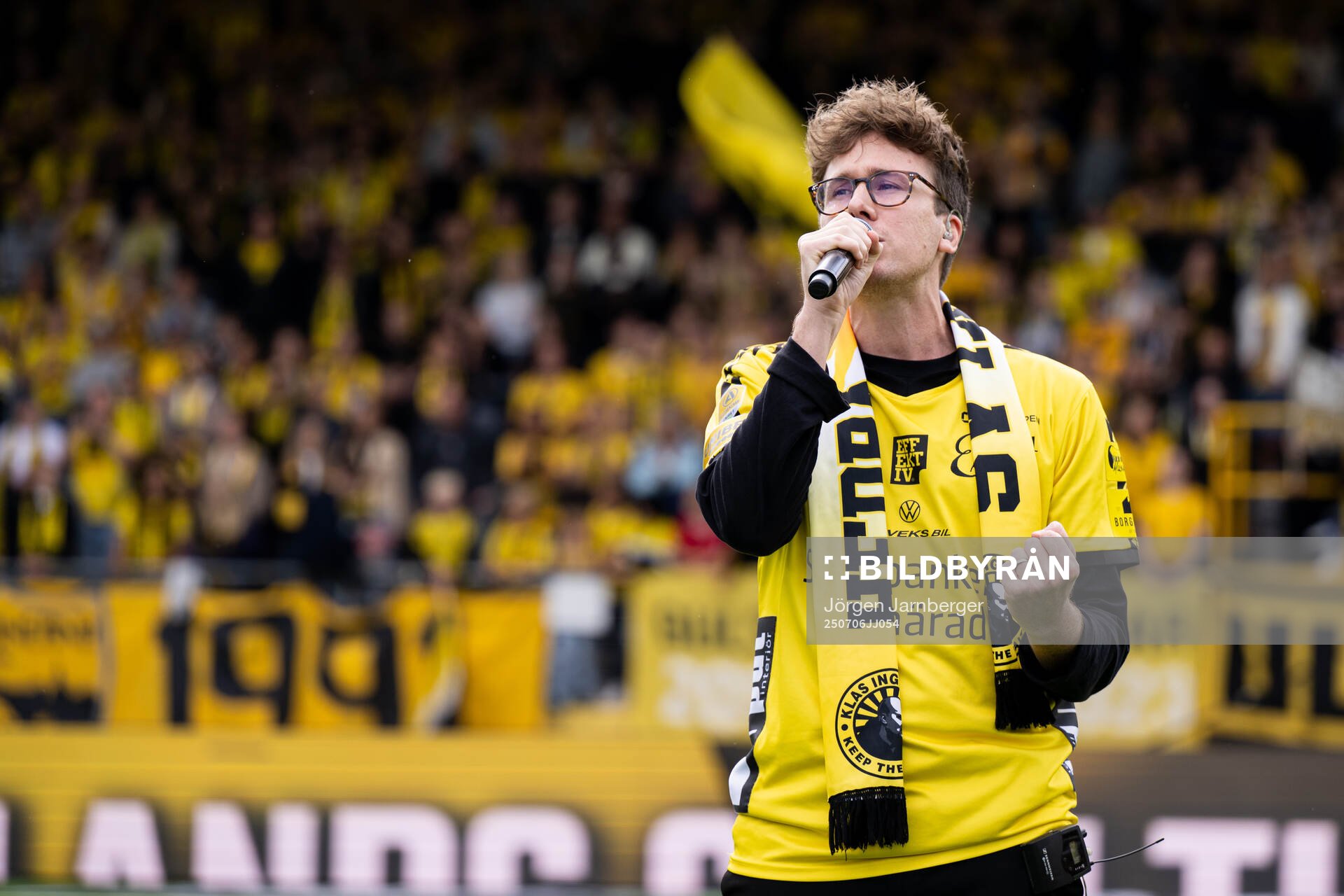 Artisten Adam Englund sjunger
