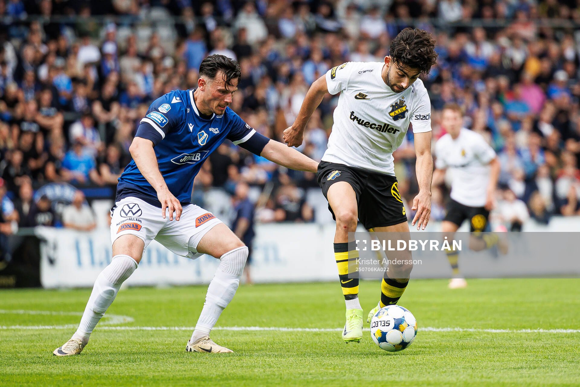 Halmstads Pascal Gregor och AIKs Andronikos Kakoullis