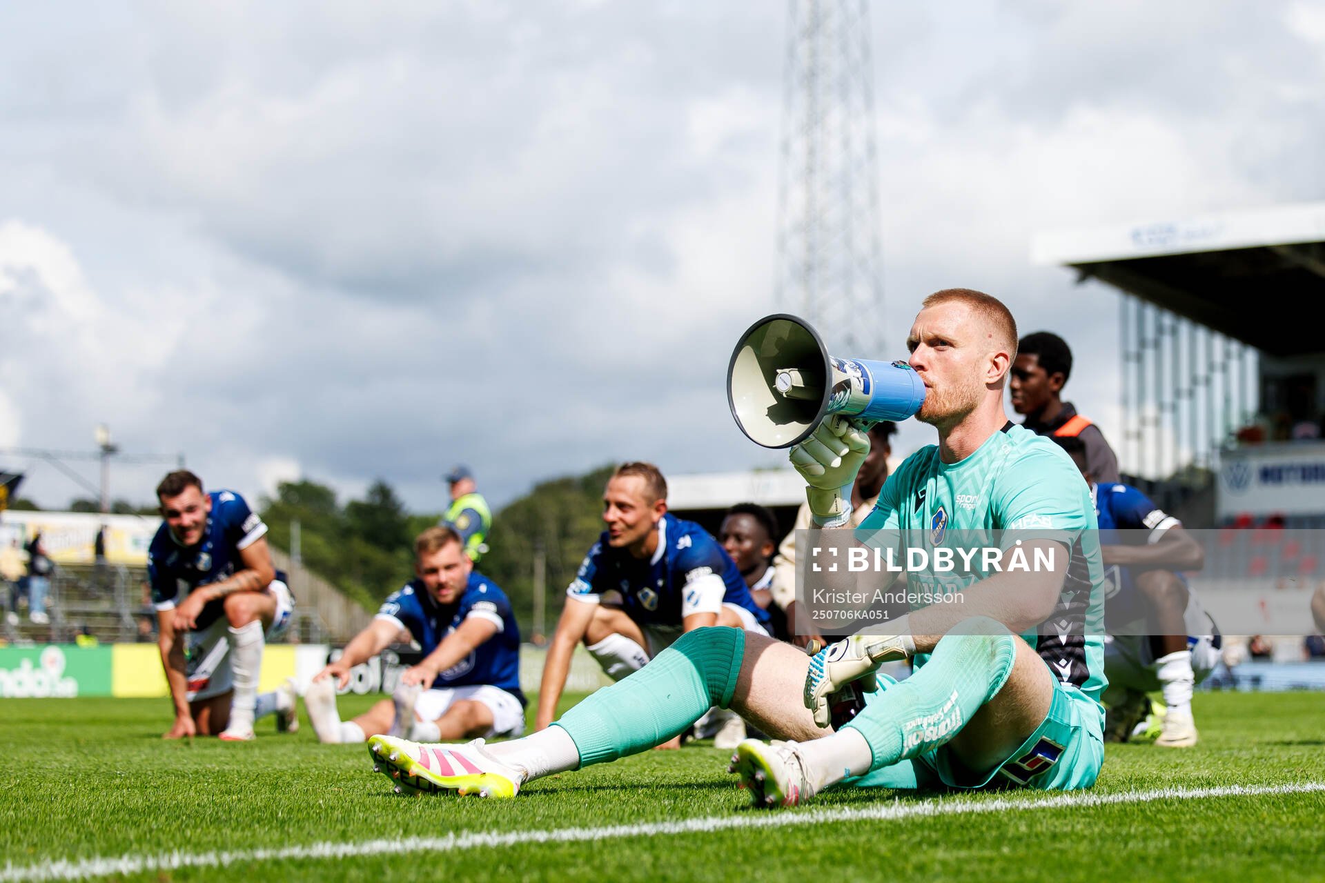 Halmstads målvakt Tim Erlandsson jublar