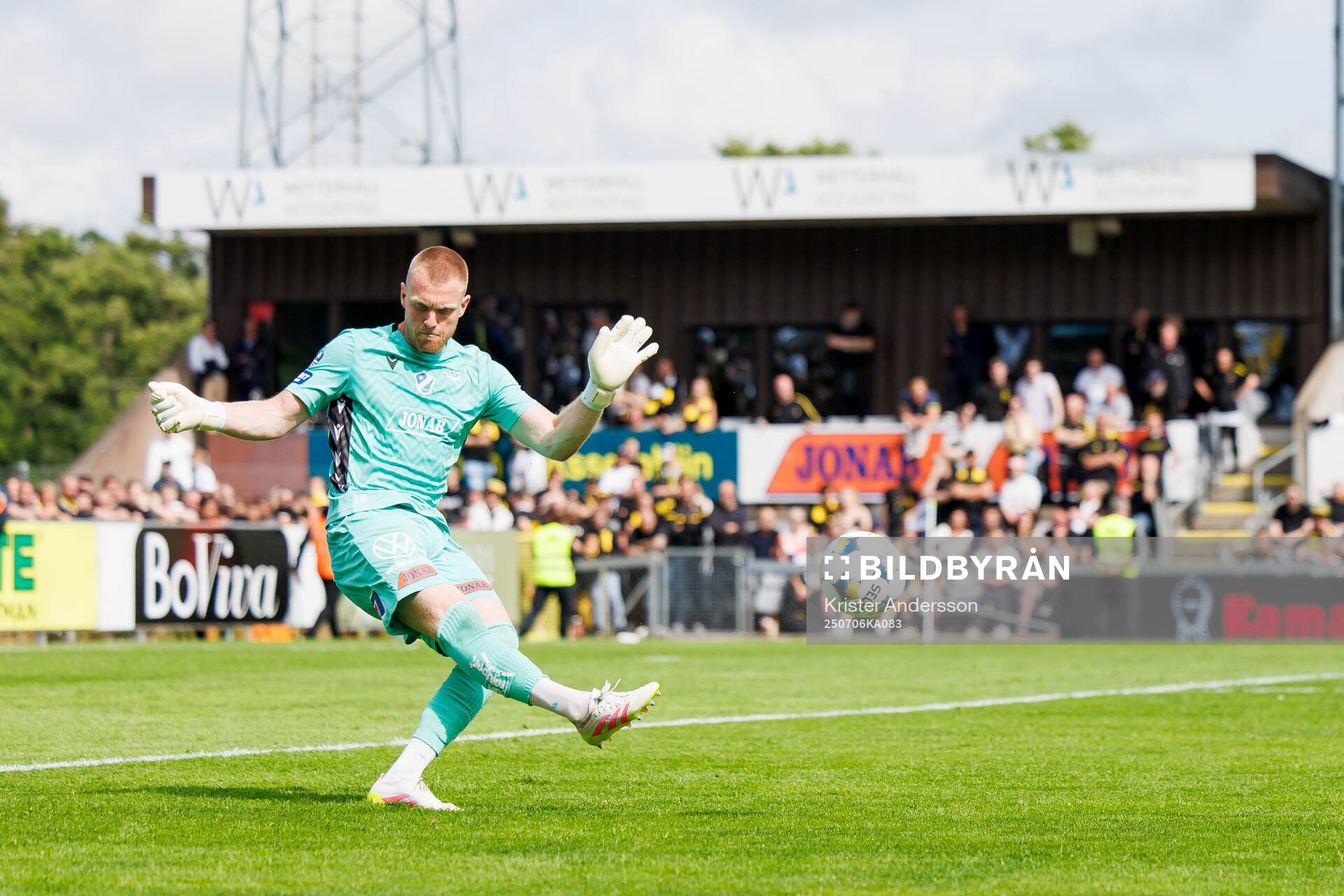 uHalmstads målvakt Tim Erlandsson nder fotbollsmatchen i