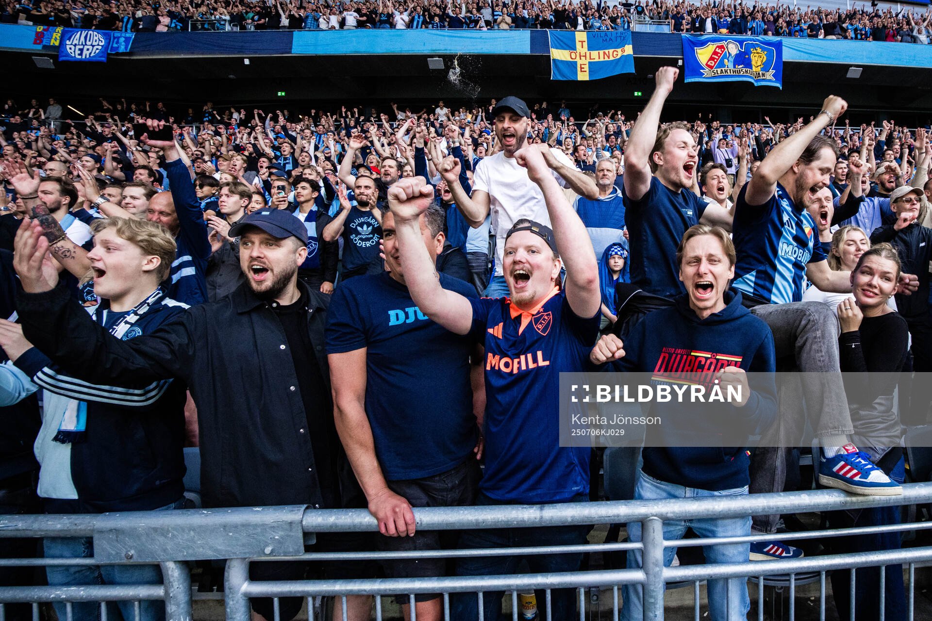 Djurgårdens supportrar jublar