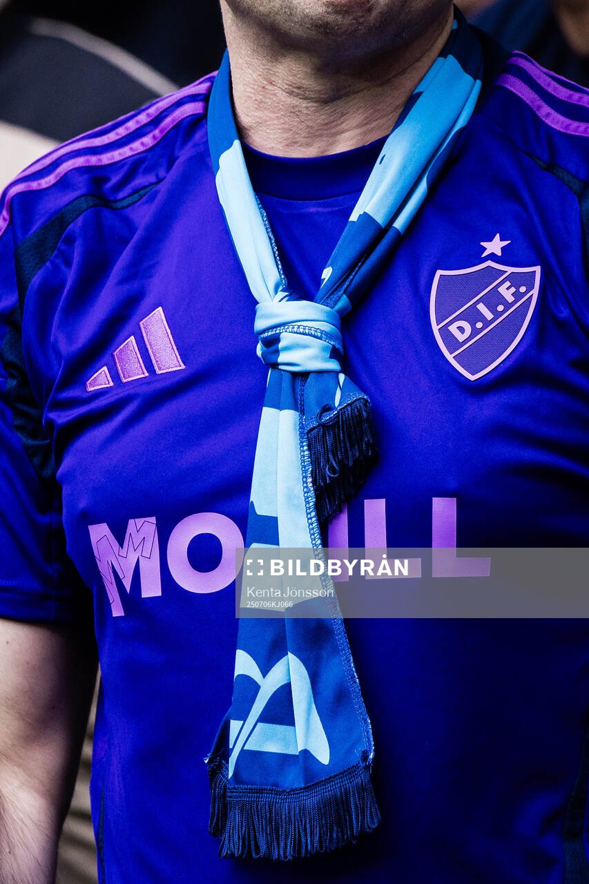 Djurgårdens supportrar med en halsduk och matchtröja