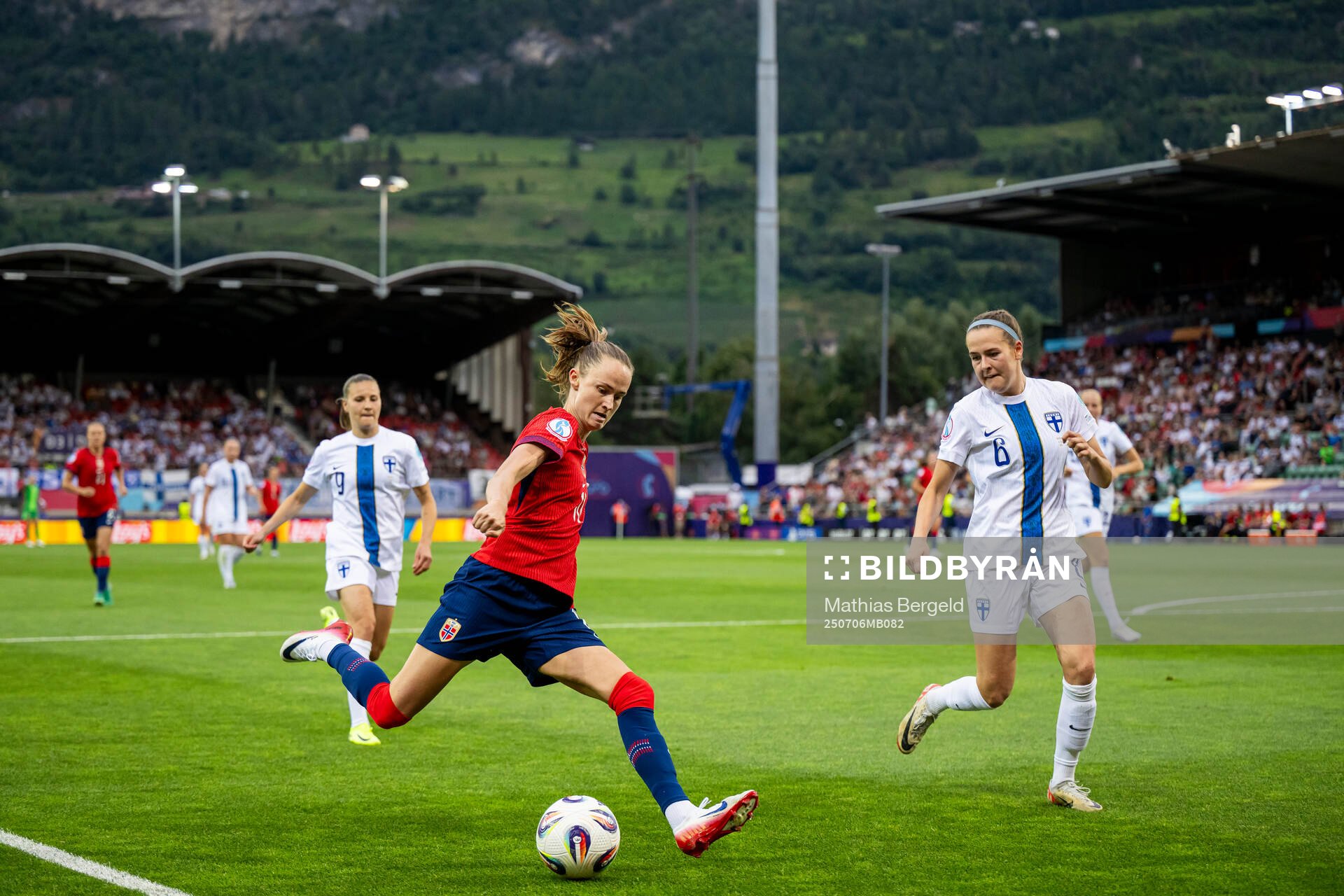 Caroline Graham Hansen of Norway and Joanna Tynnilä of